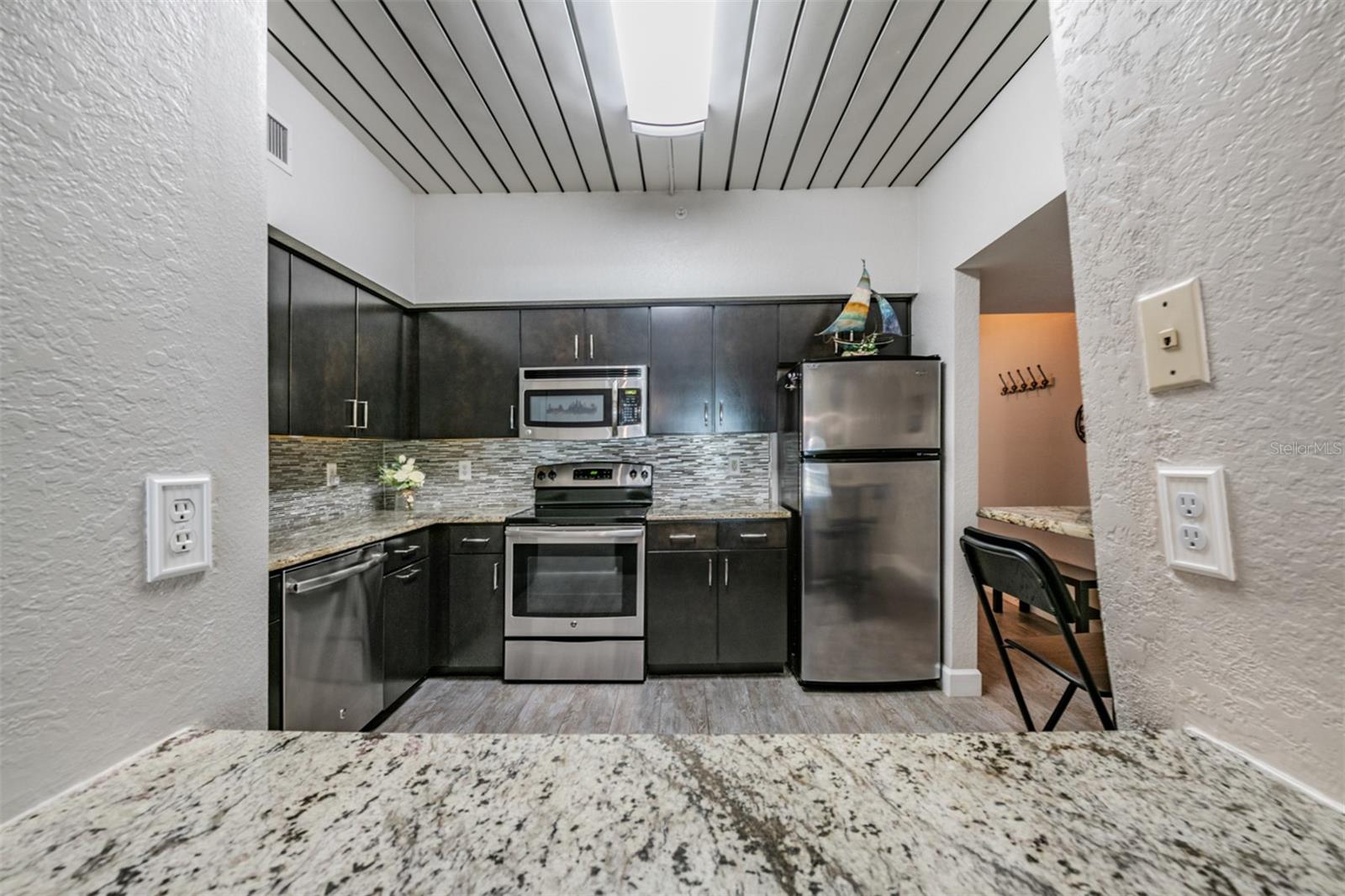 Image 10 of 38 For 2410 Azeele Street 220