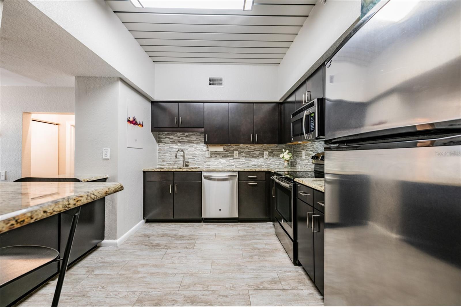 Image 11 of 38 For 2410 Azeele Street 220