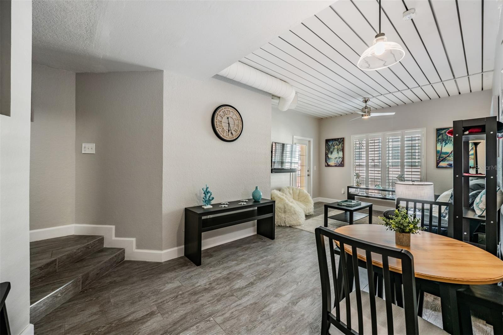 Image 13 of 38 For 2410 Azeele Street 220