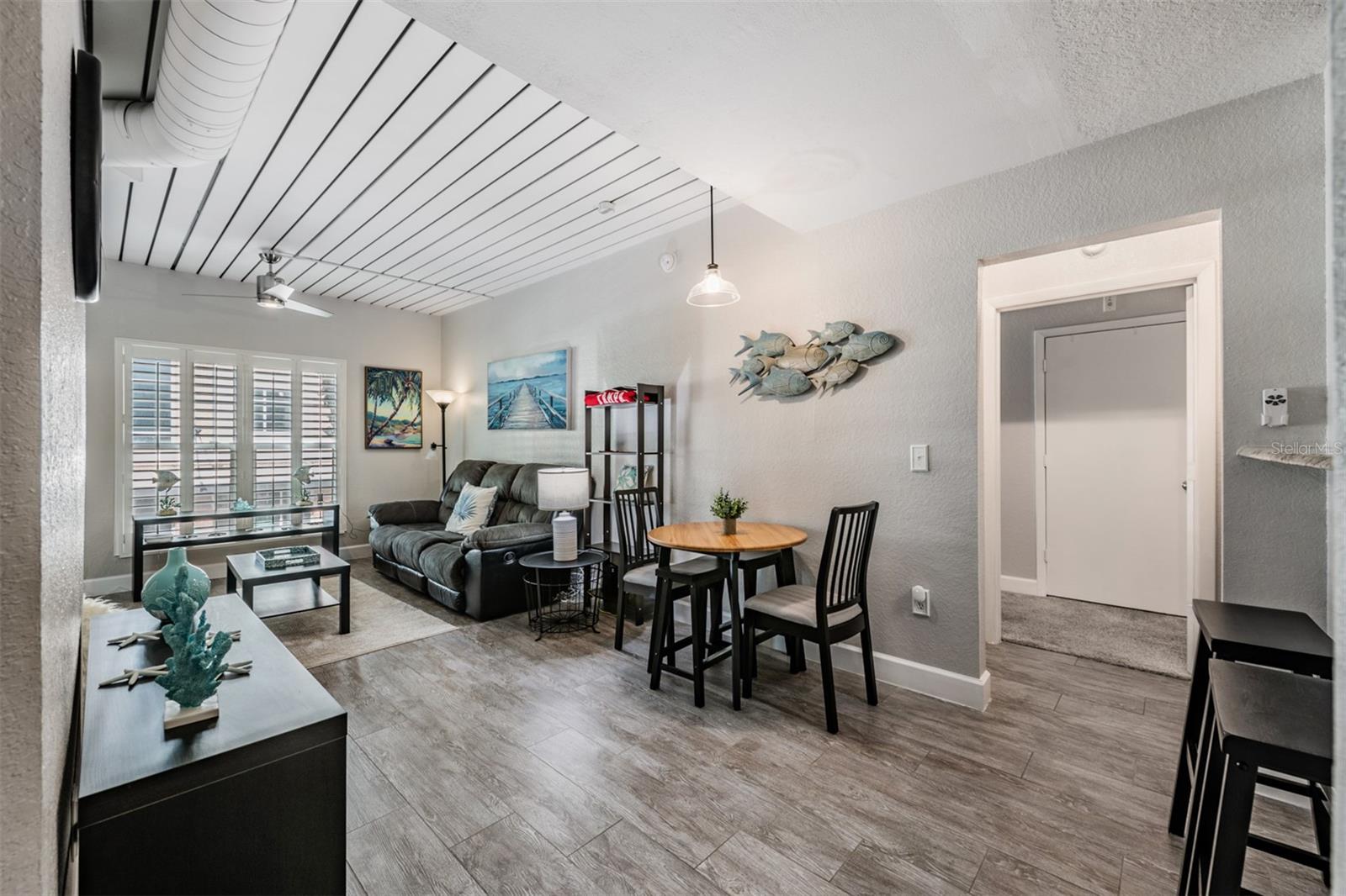 Image 14 of 38 For 2410 Azeele Street 220