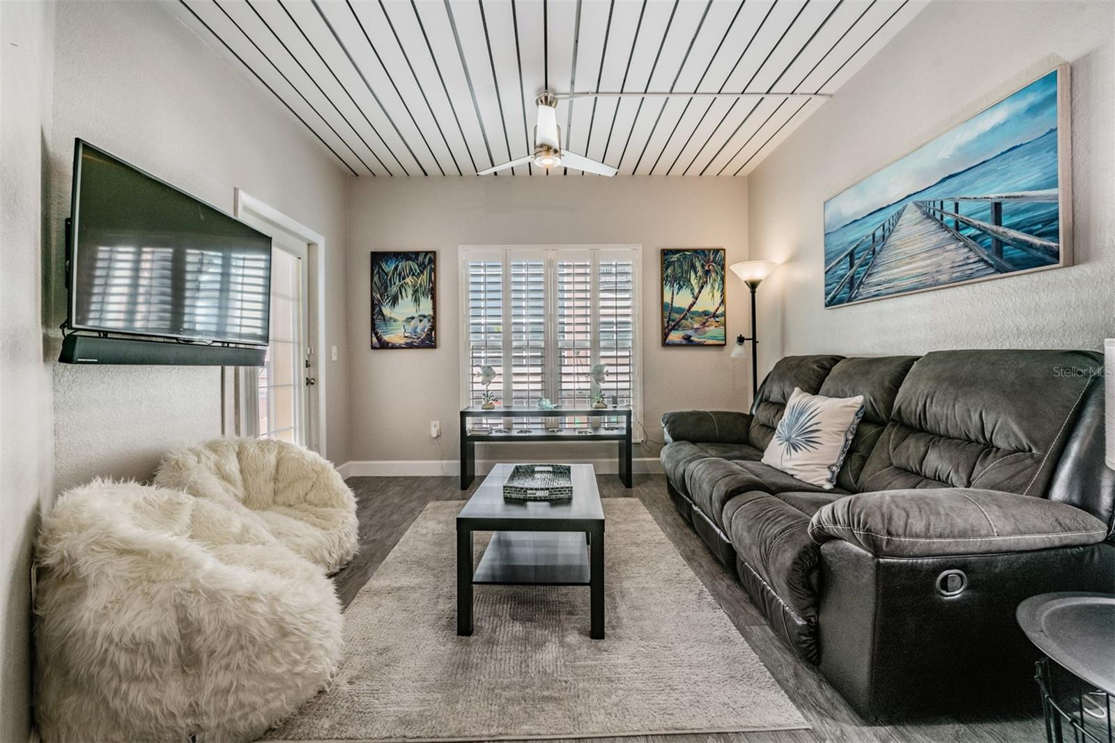 Image 15 of 38 For 2410 Azeele Street 220