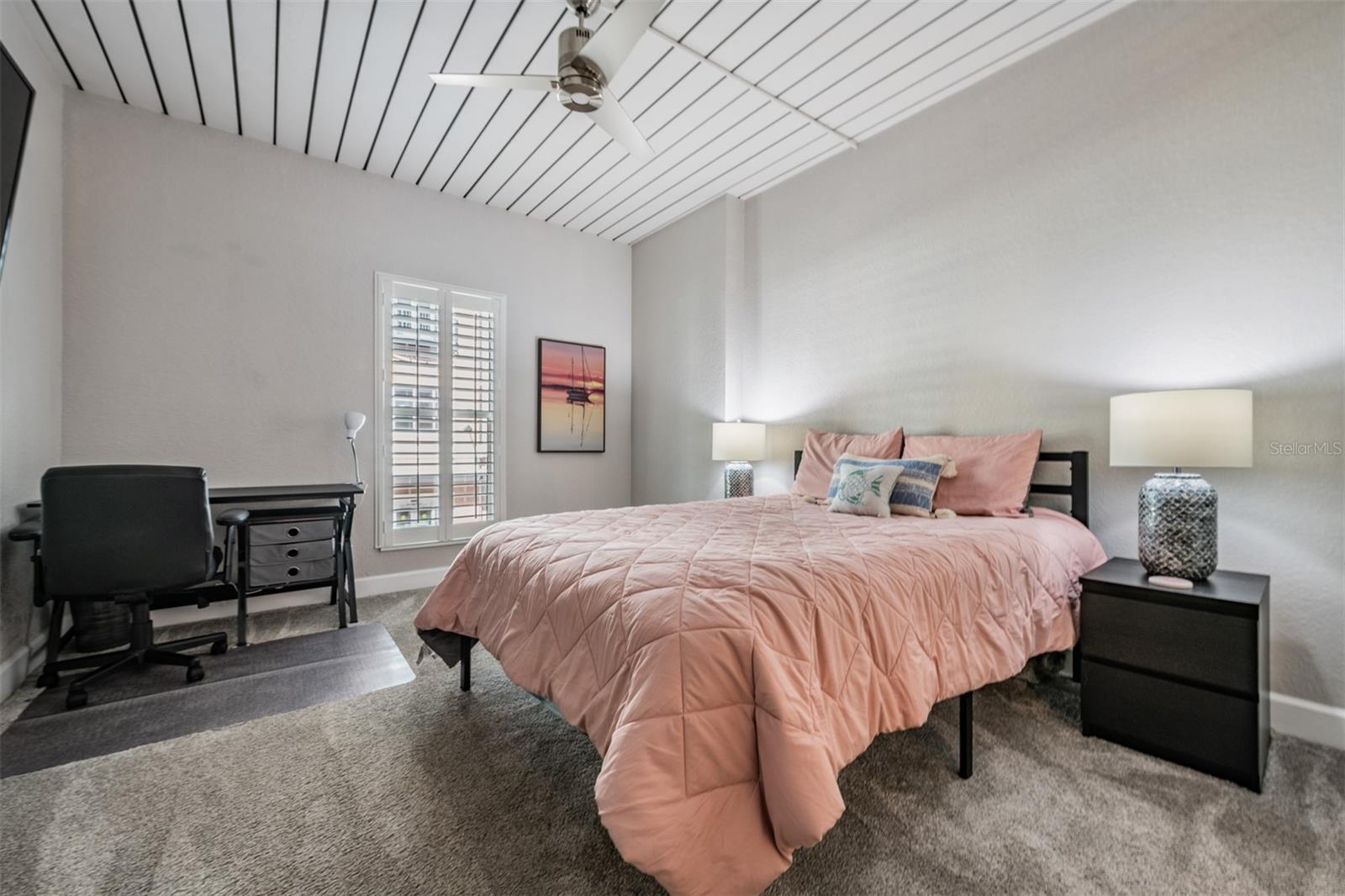 Image 17 of 38 For 2410 Azeele Street 220