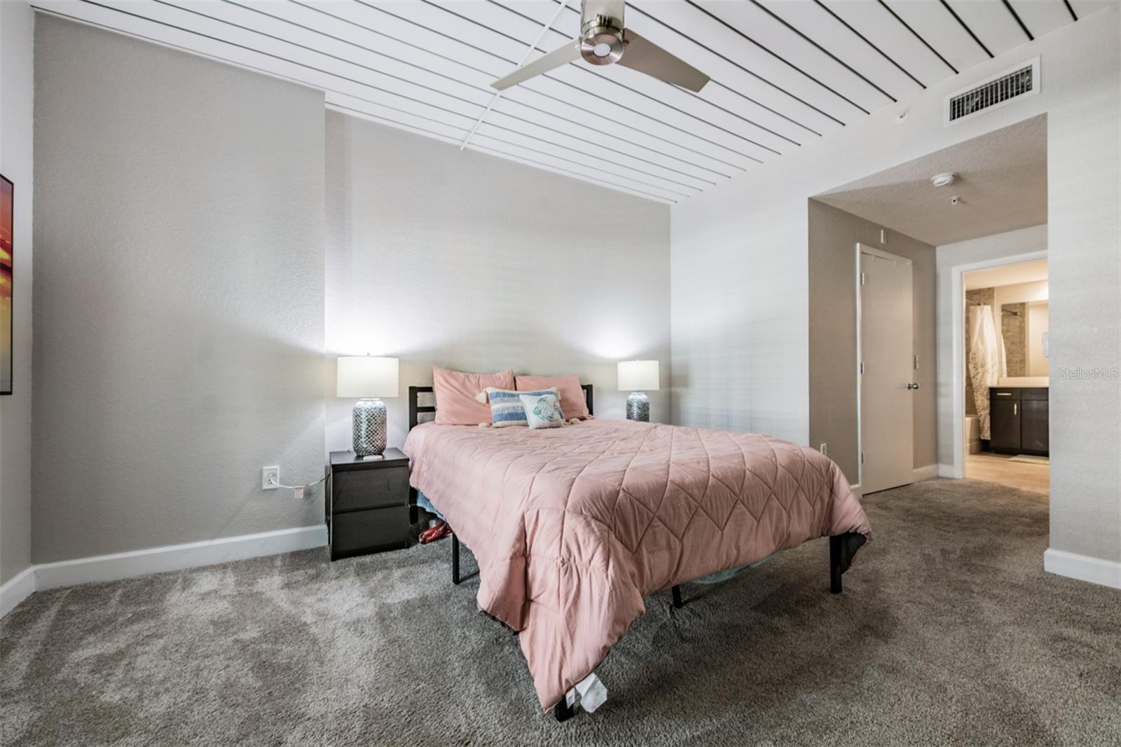 Image 18 of 38 For 2410 Azeele Street 220