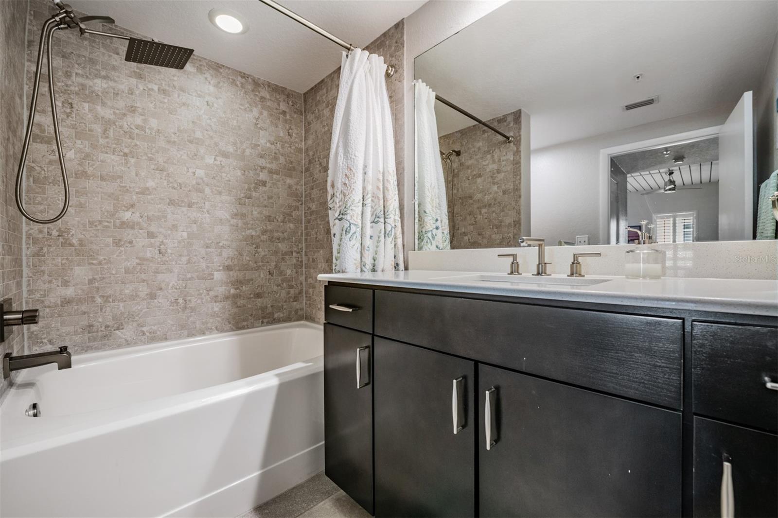 Image 20 of 38 For 2410 Azeele Street 220