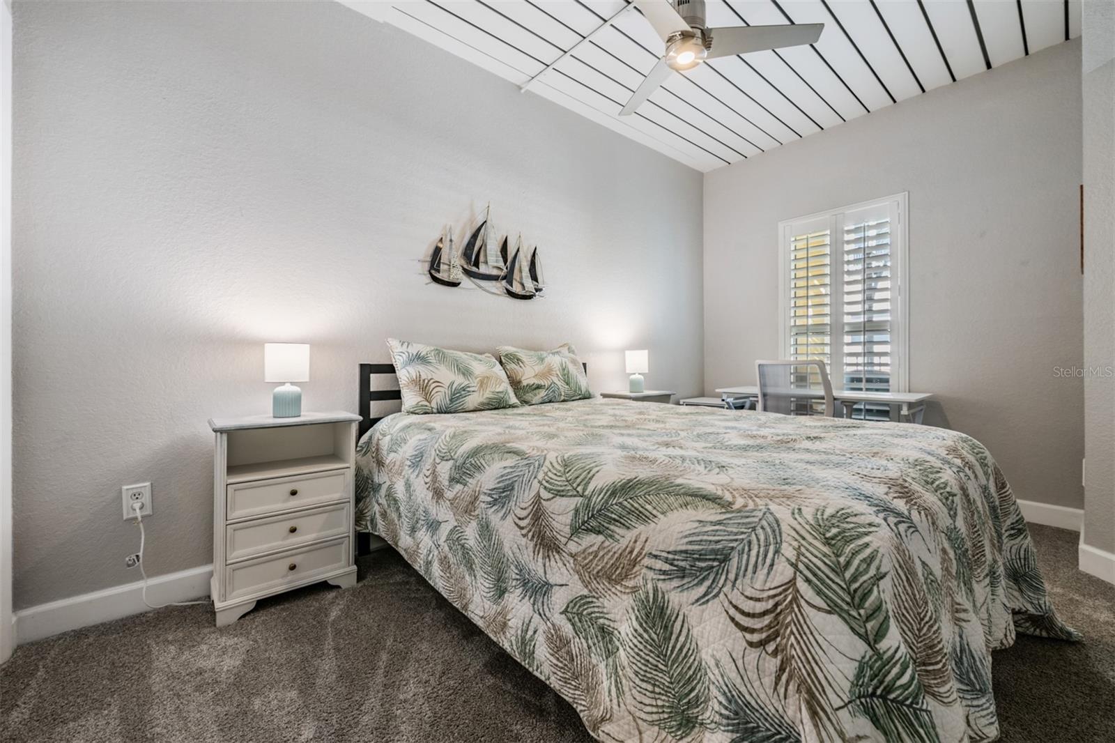 Image 21 of 38 For 2410 Azeele Street 220