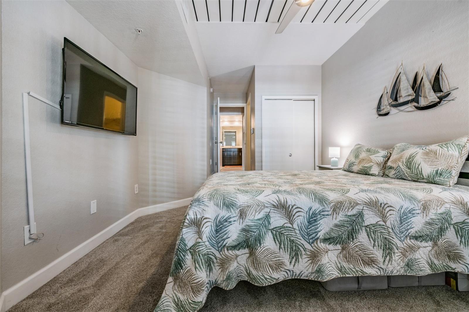 Image 22 of 38 For 2410 Azeele Street 220