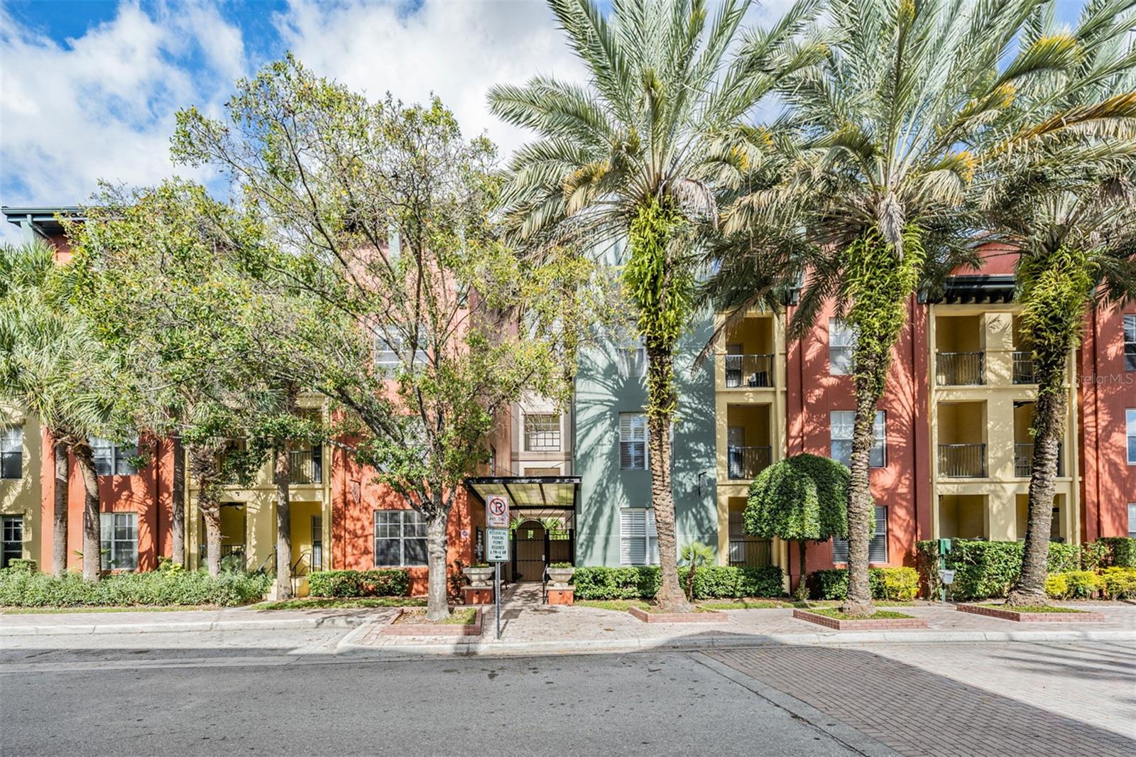 Image 3 of 38 For 2410 Azeele Street 220