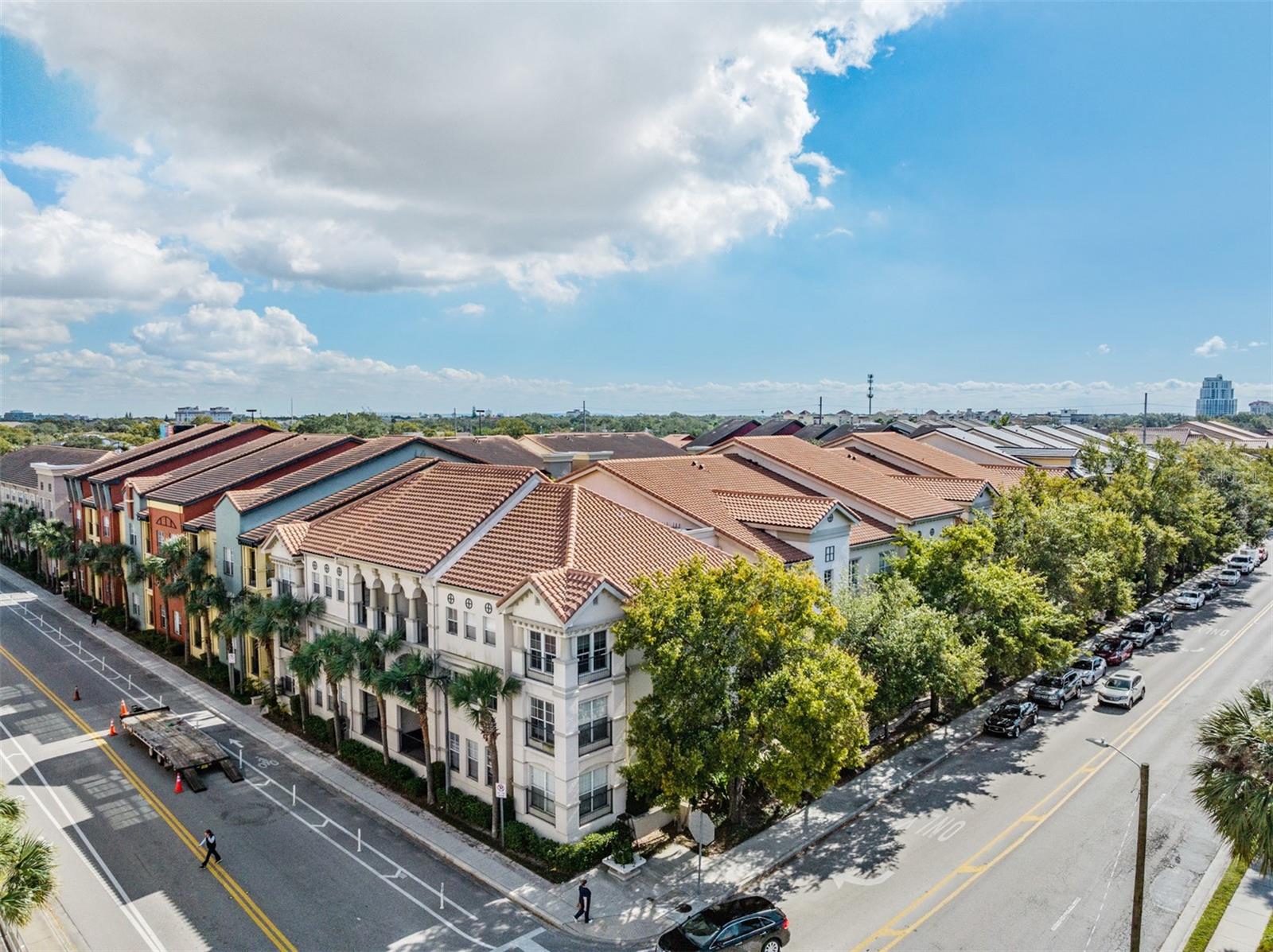 Image 36 of 38 For 2410 Azeele Street 220