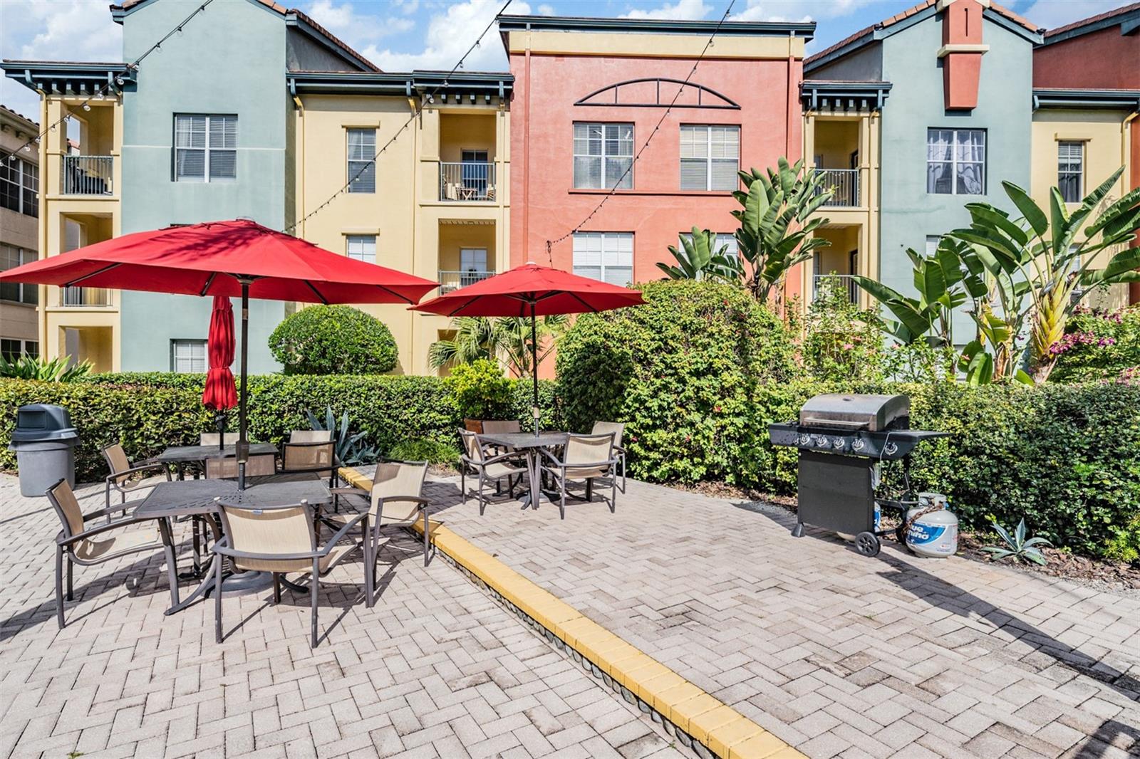 Image 4 of 38 For 2410 Azeele Street 220