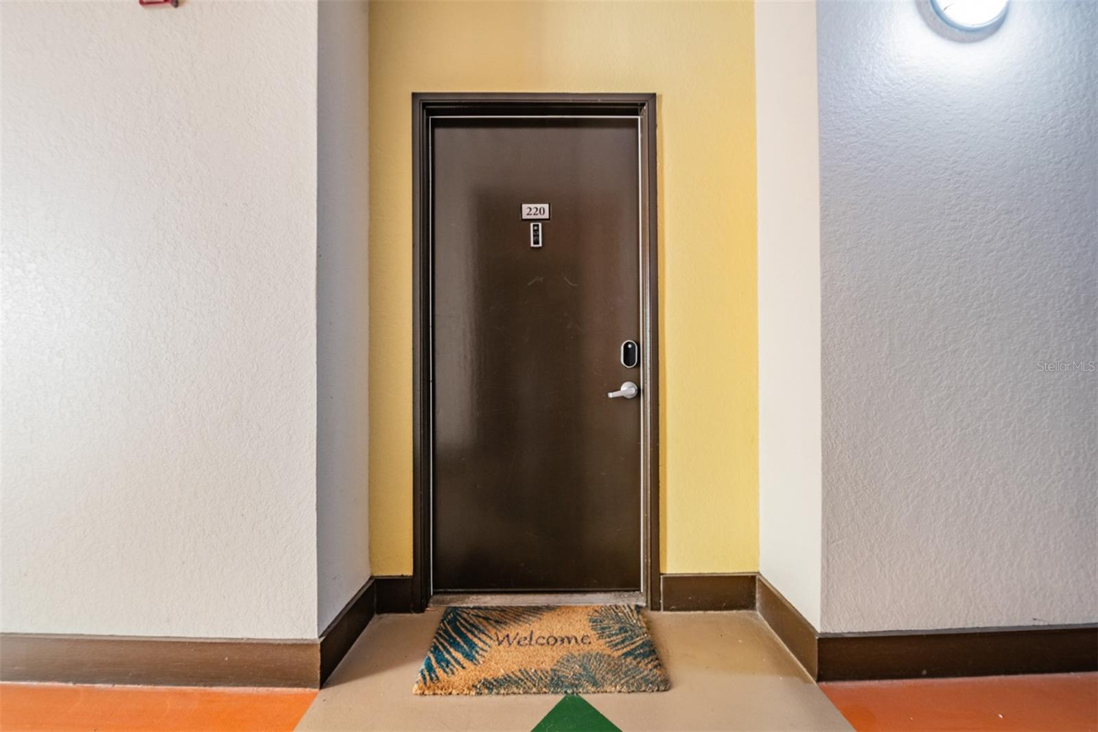 Image 5 of 38 For 2410 Azeele Street 220