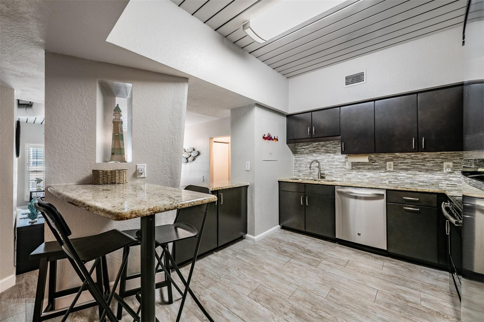 Image 6 of 38 For 2410 Azeele Street 220