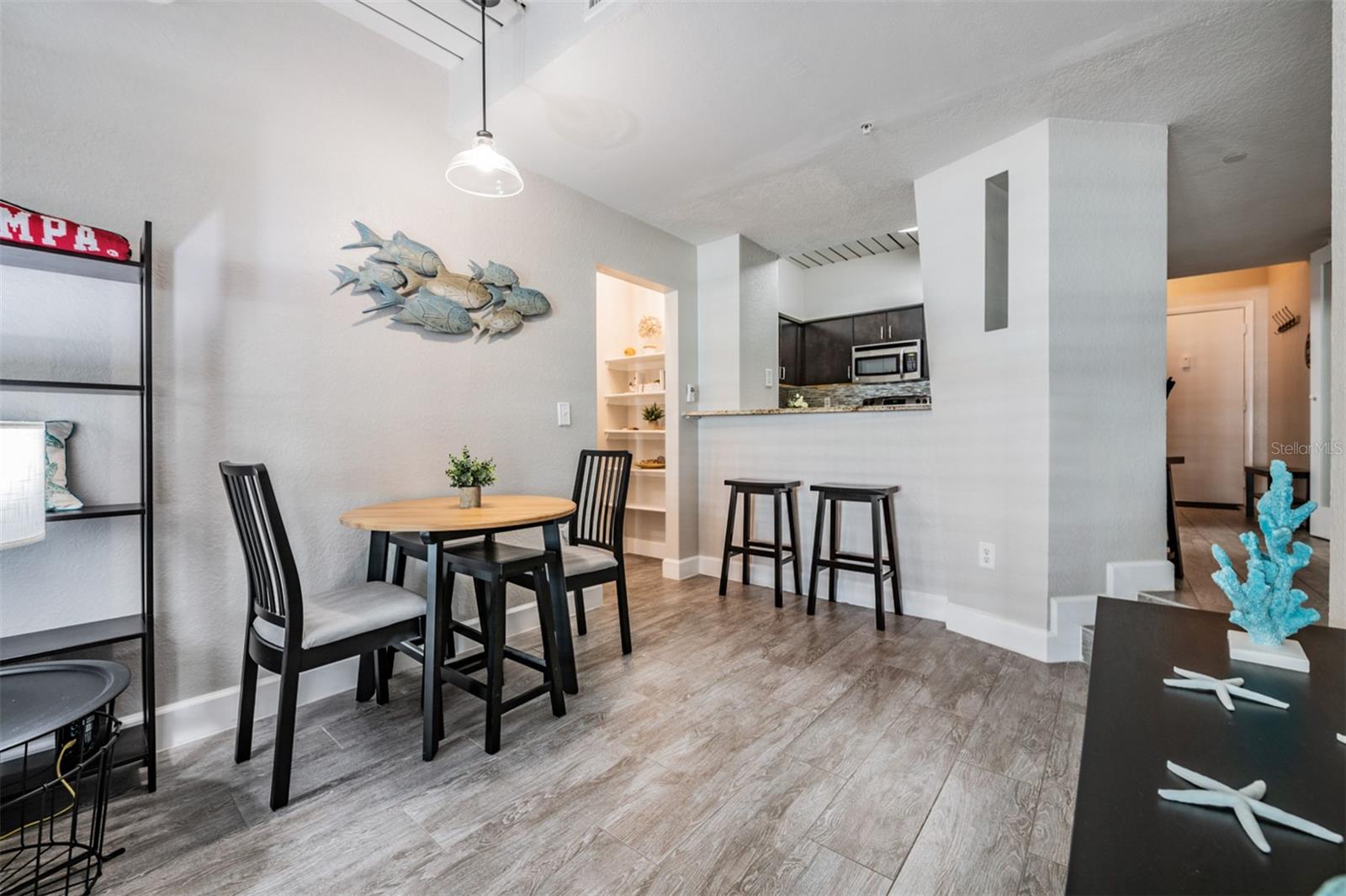 Image 7 of 38 For 2410 Azeele Street 220