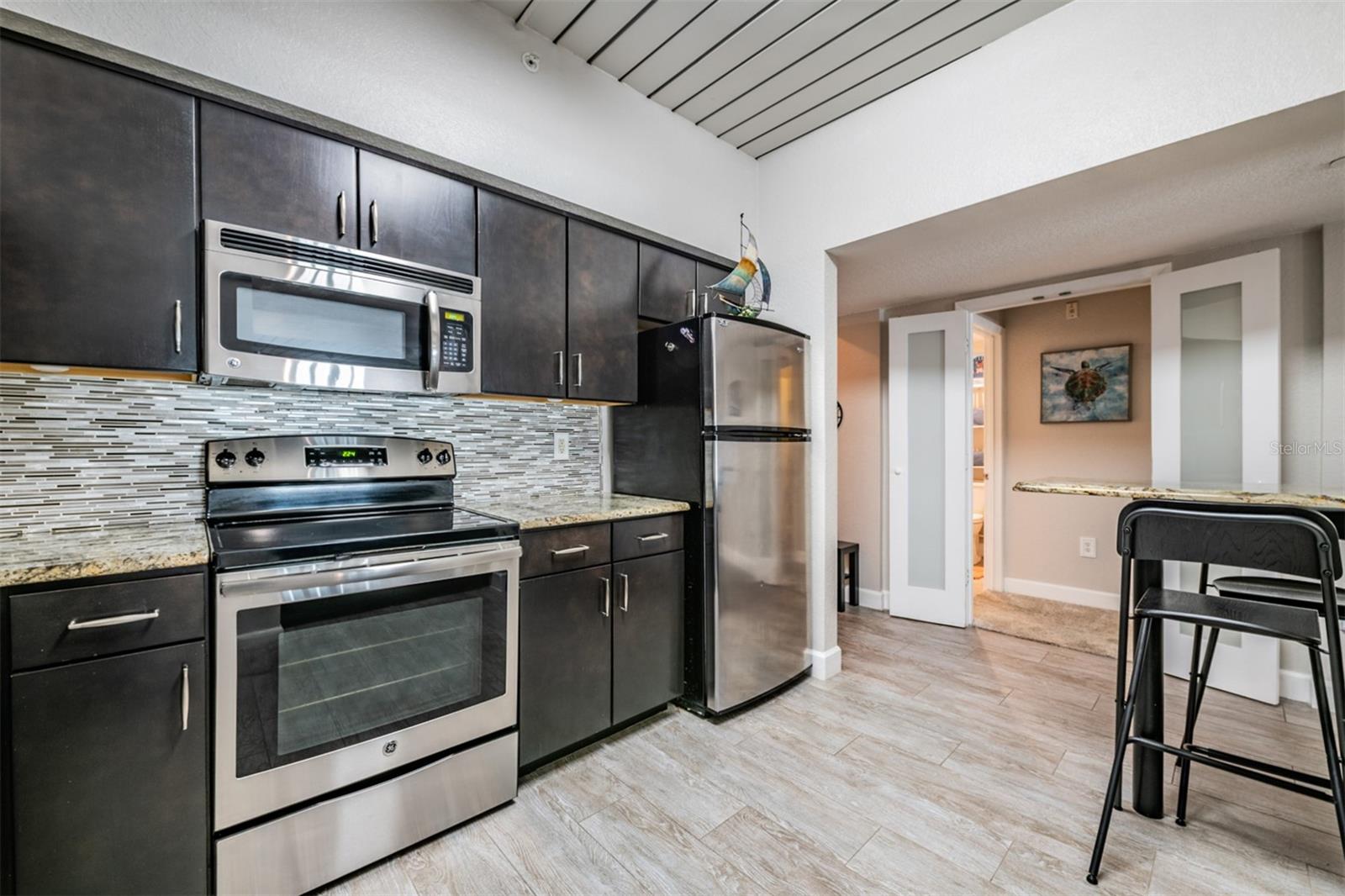 Image 8 of 38 For 2410 Azeele Street 220