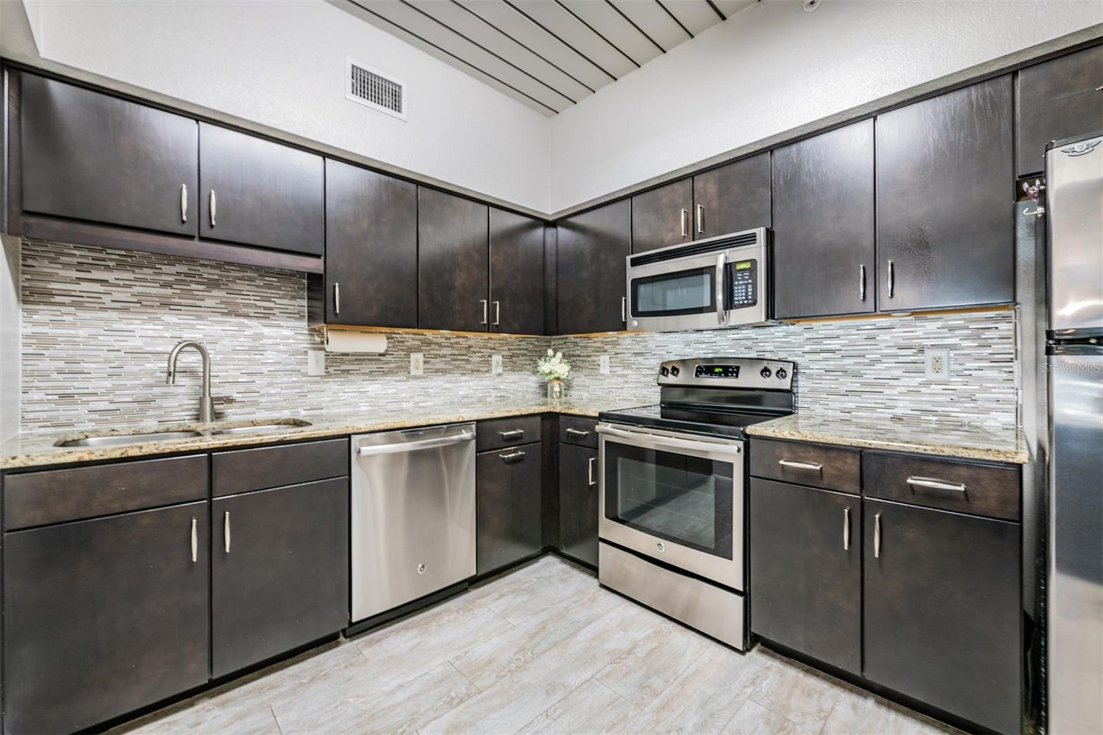 Image 9 of 38 For 2410 Azeele Street 220