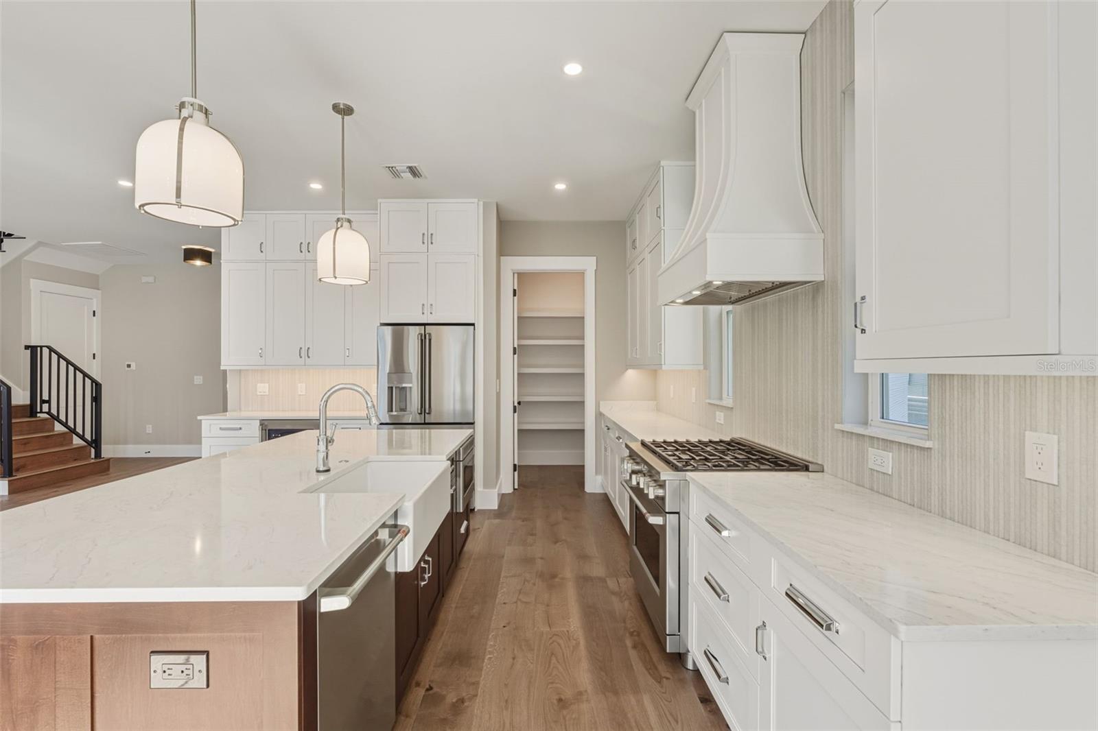 Image 21 of 71 For 844 26th Avenue N