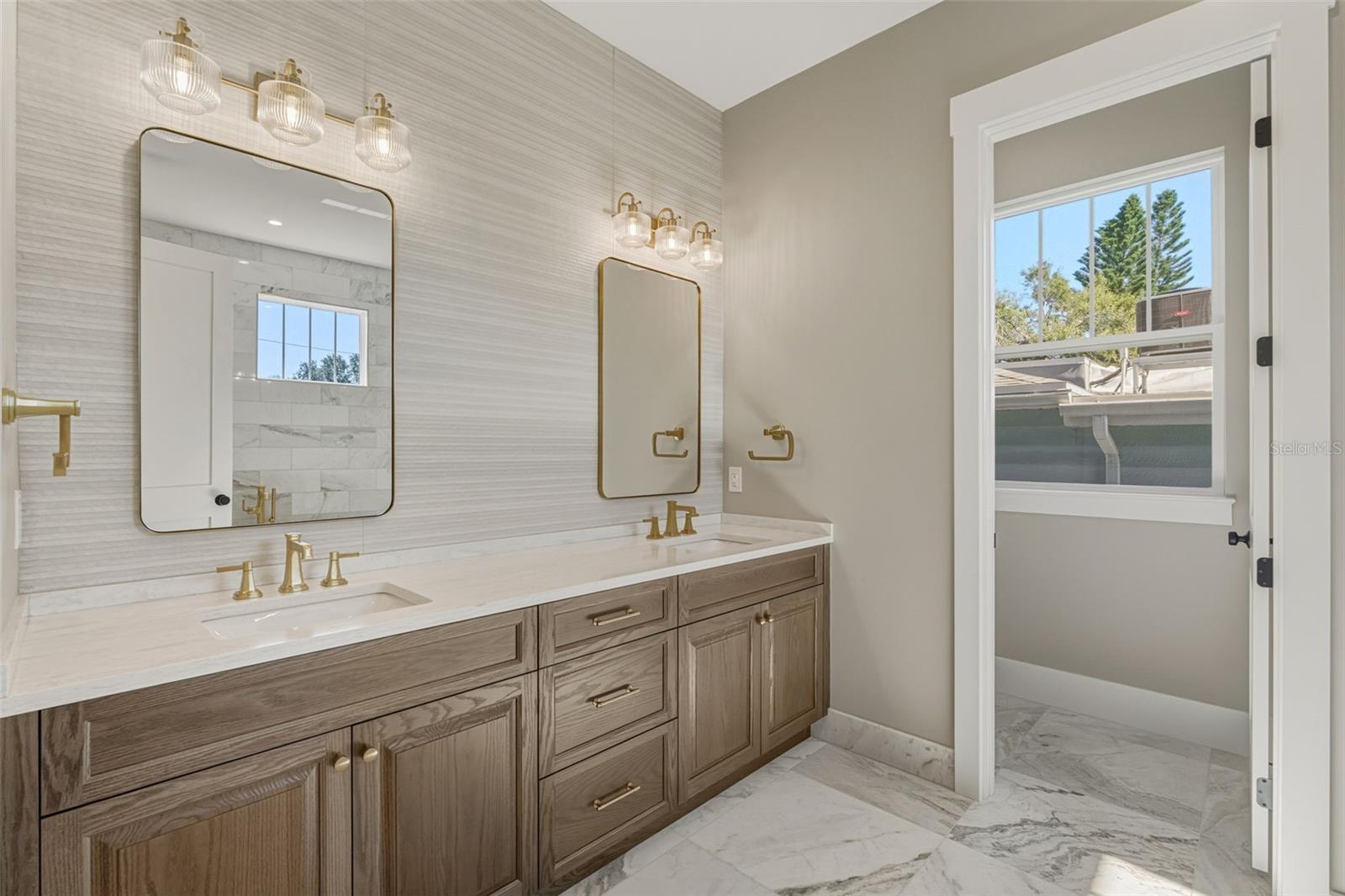 Image 43 of 71 For 844 26th Avenue N