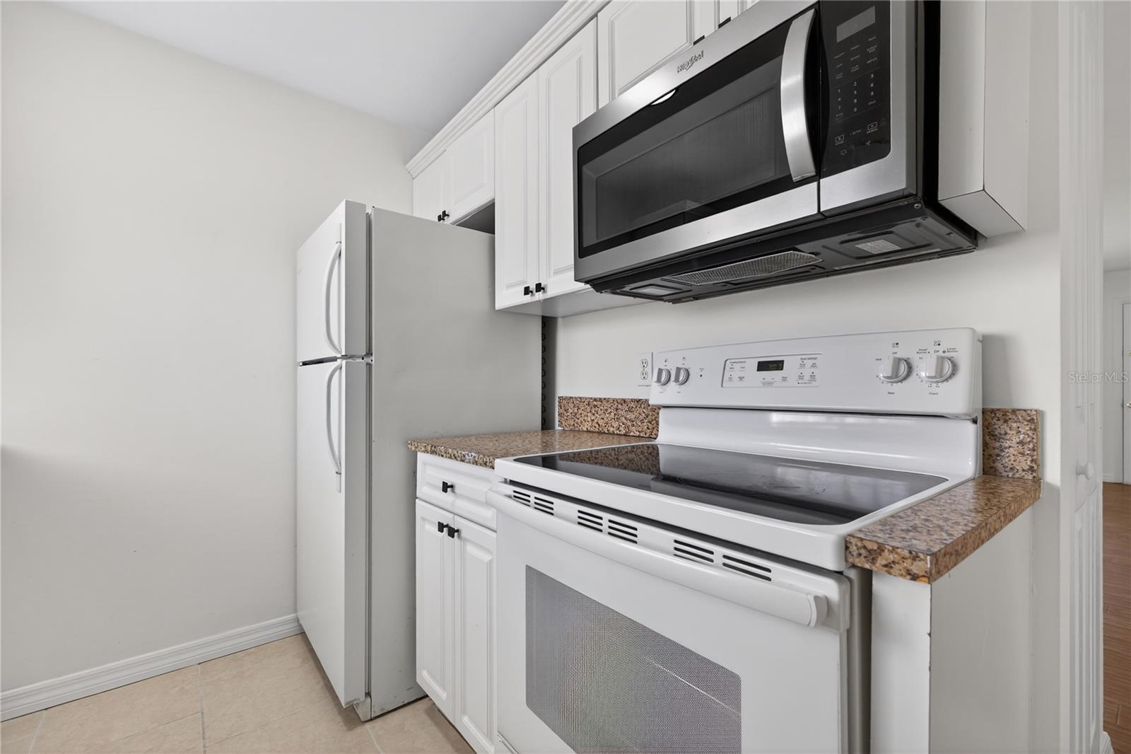 Image 10 of 16 For 3206 Azeele Street 218