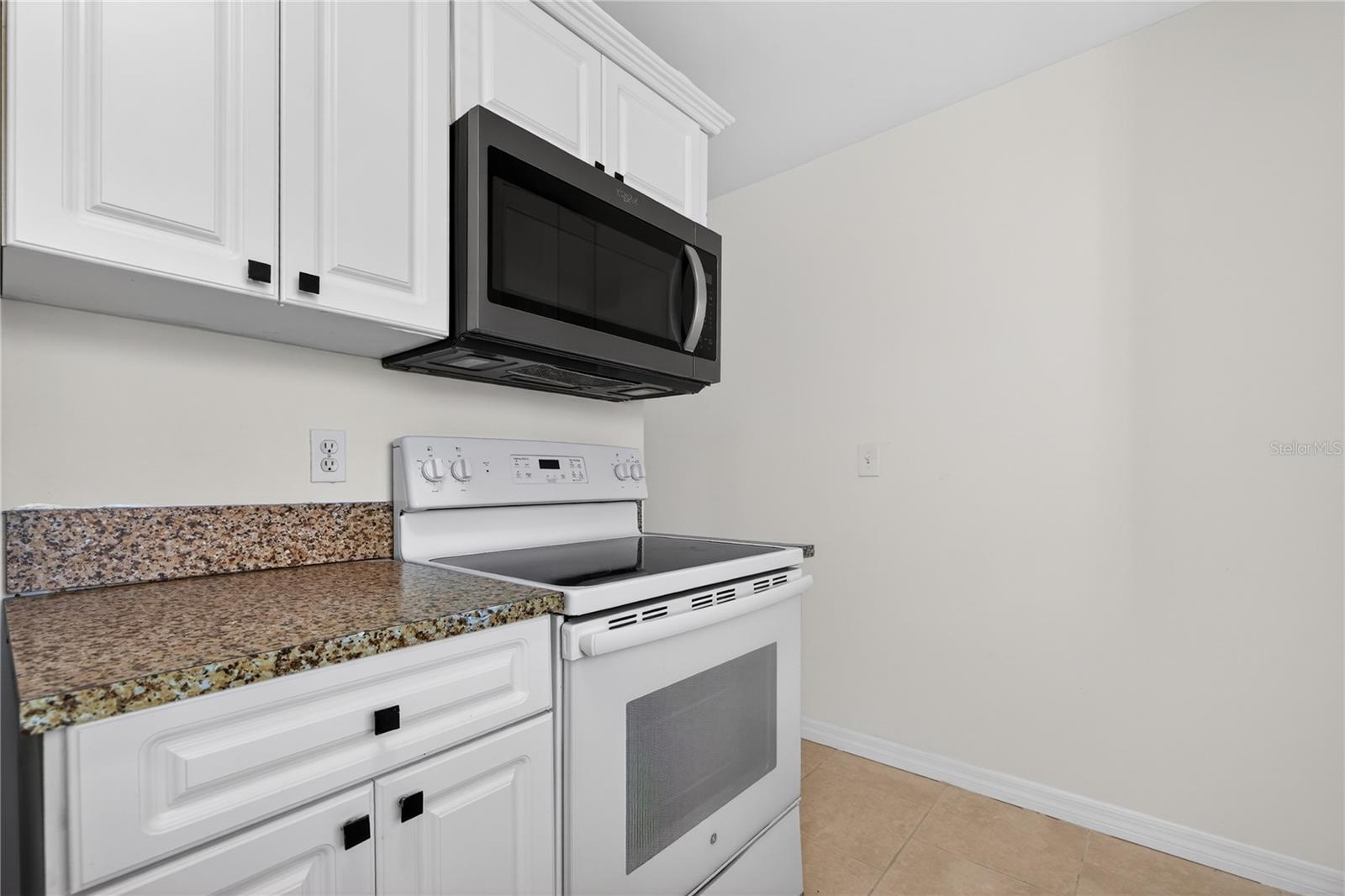 Image 11 of 16 For 3206 Azeele Street 218