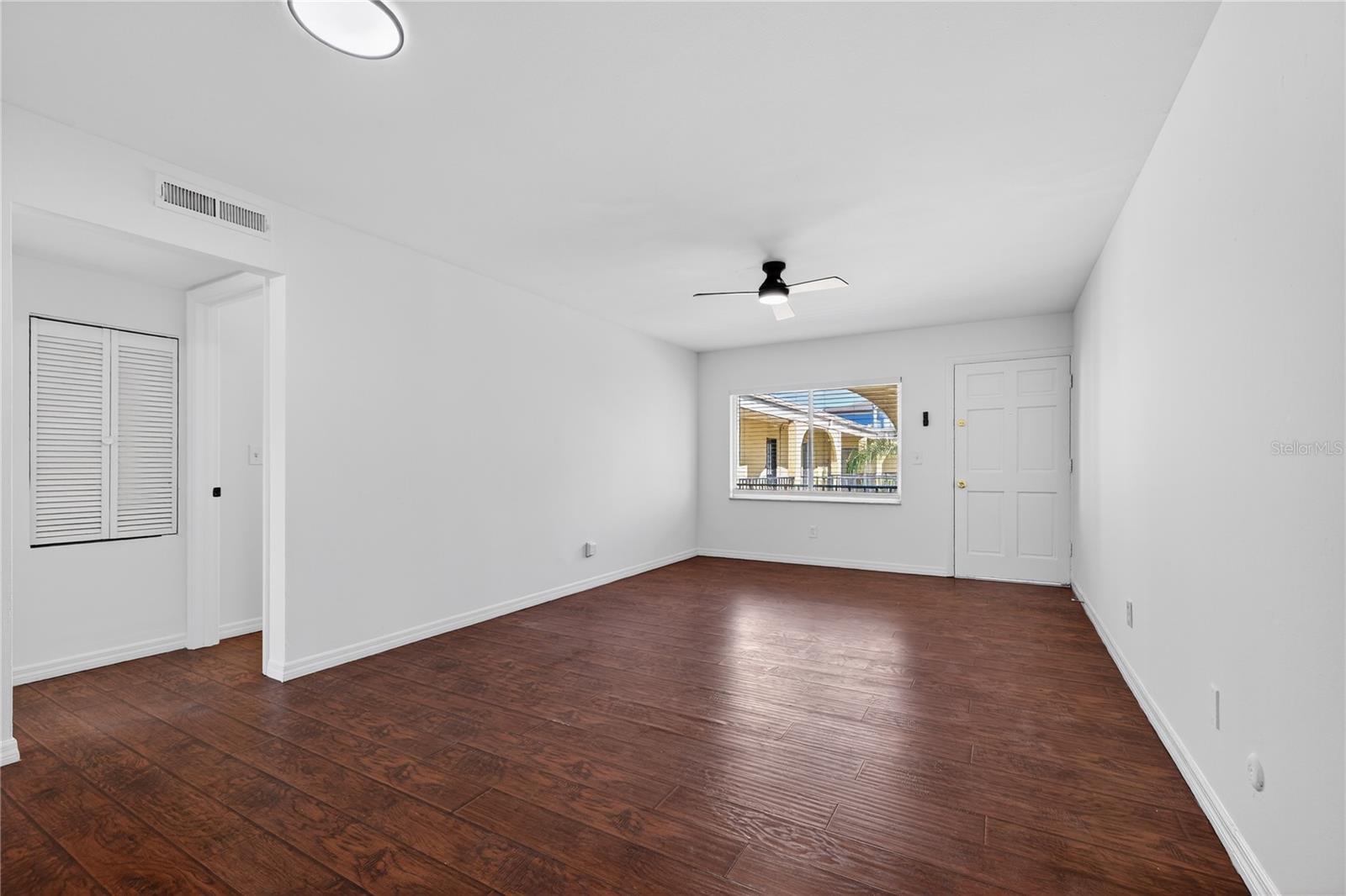 Image 6 of 16 For 3206 Azeele Street 218