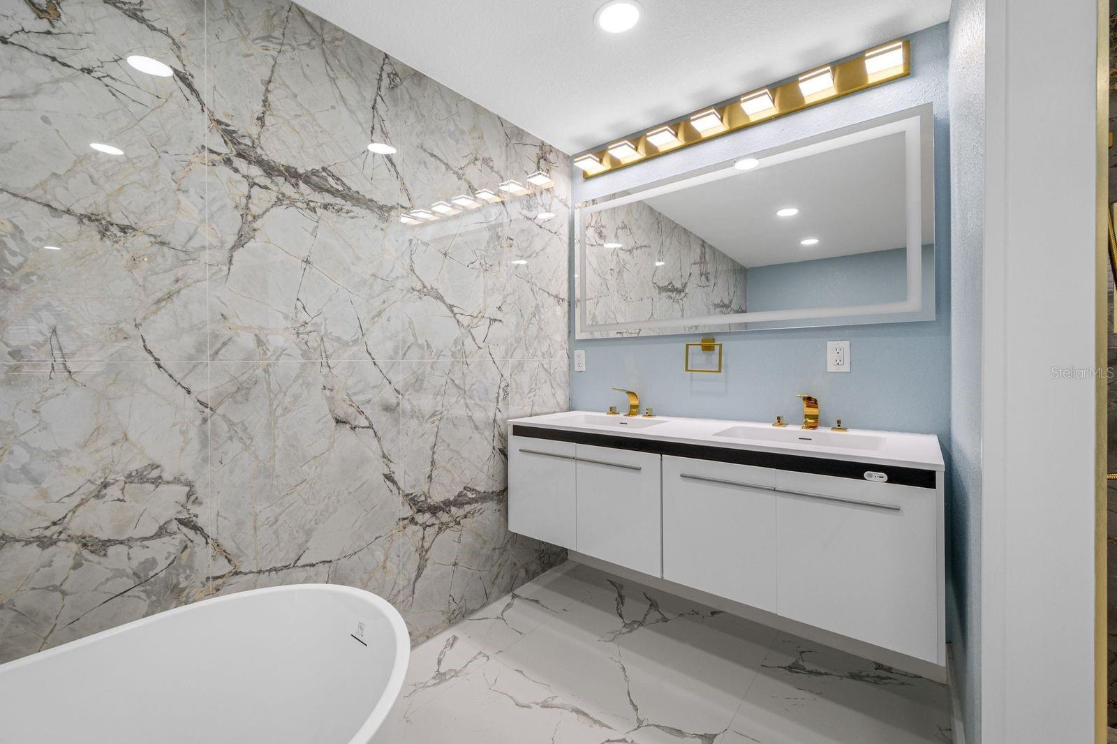 Listing photo id 12 for 1469 Young Avenue