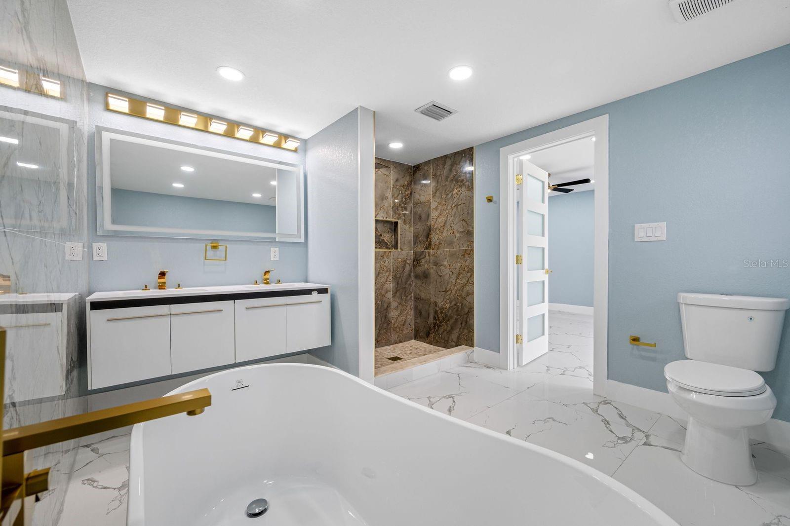 Listing photo id 13 for 1469 Young Avenue