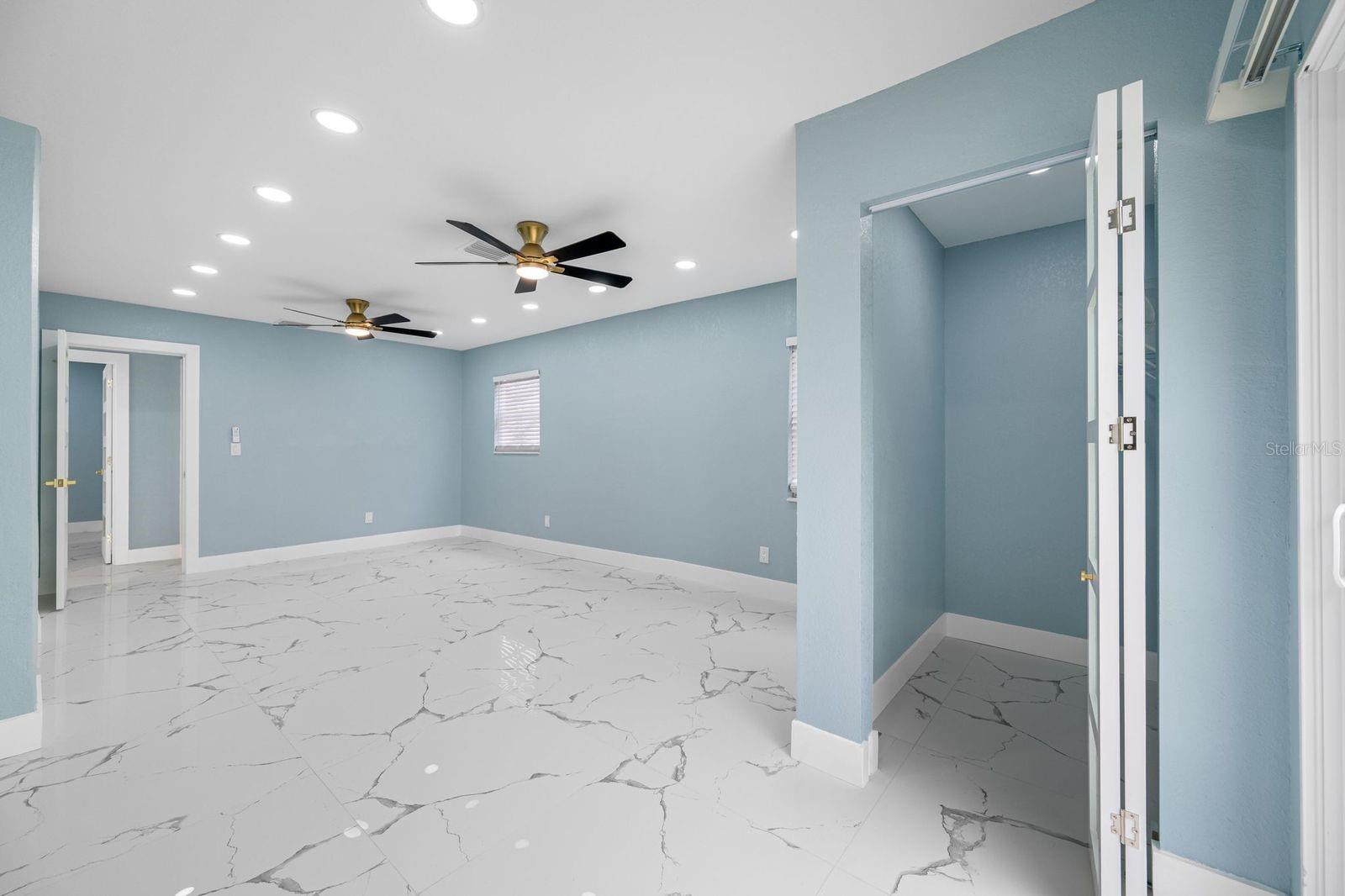 Listing photo id 18 for 1469 Young Avenue