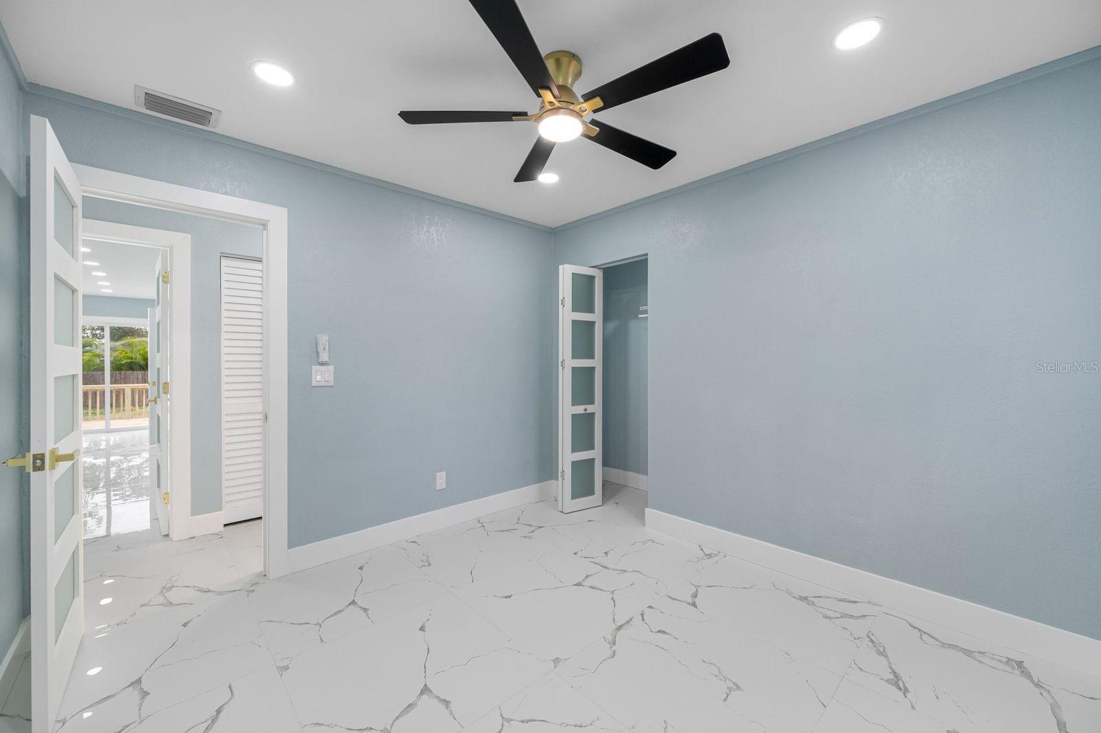 Listing photo id 23 for 1469 Young Avenue