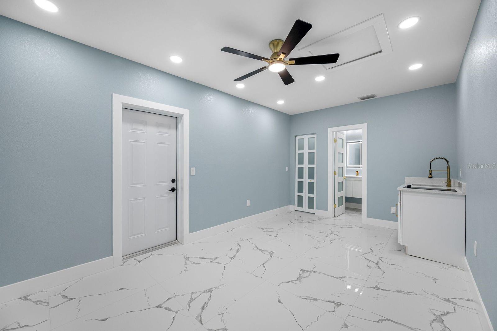 Listing photo id 32 for 1469 Young Avenue