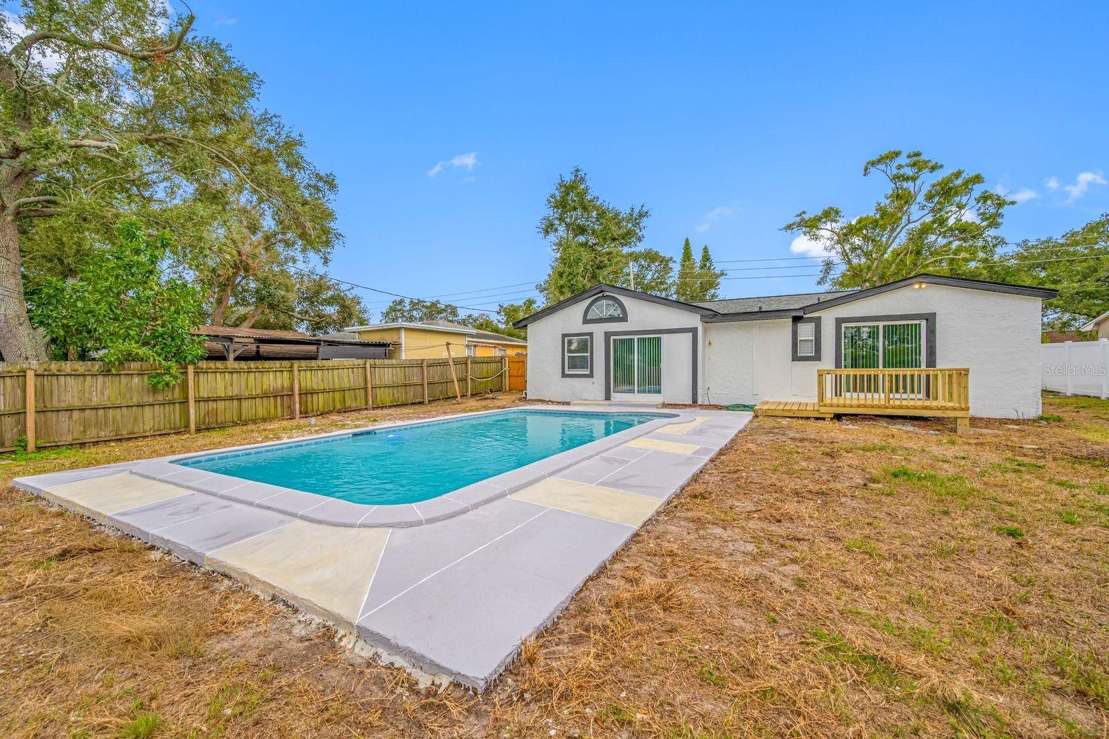 Listing photo id 38 for 1469 Young Avenue