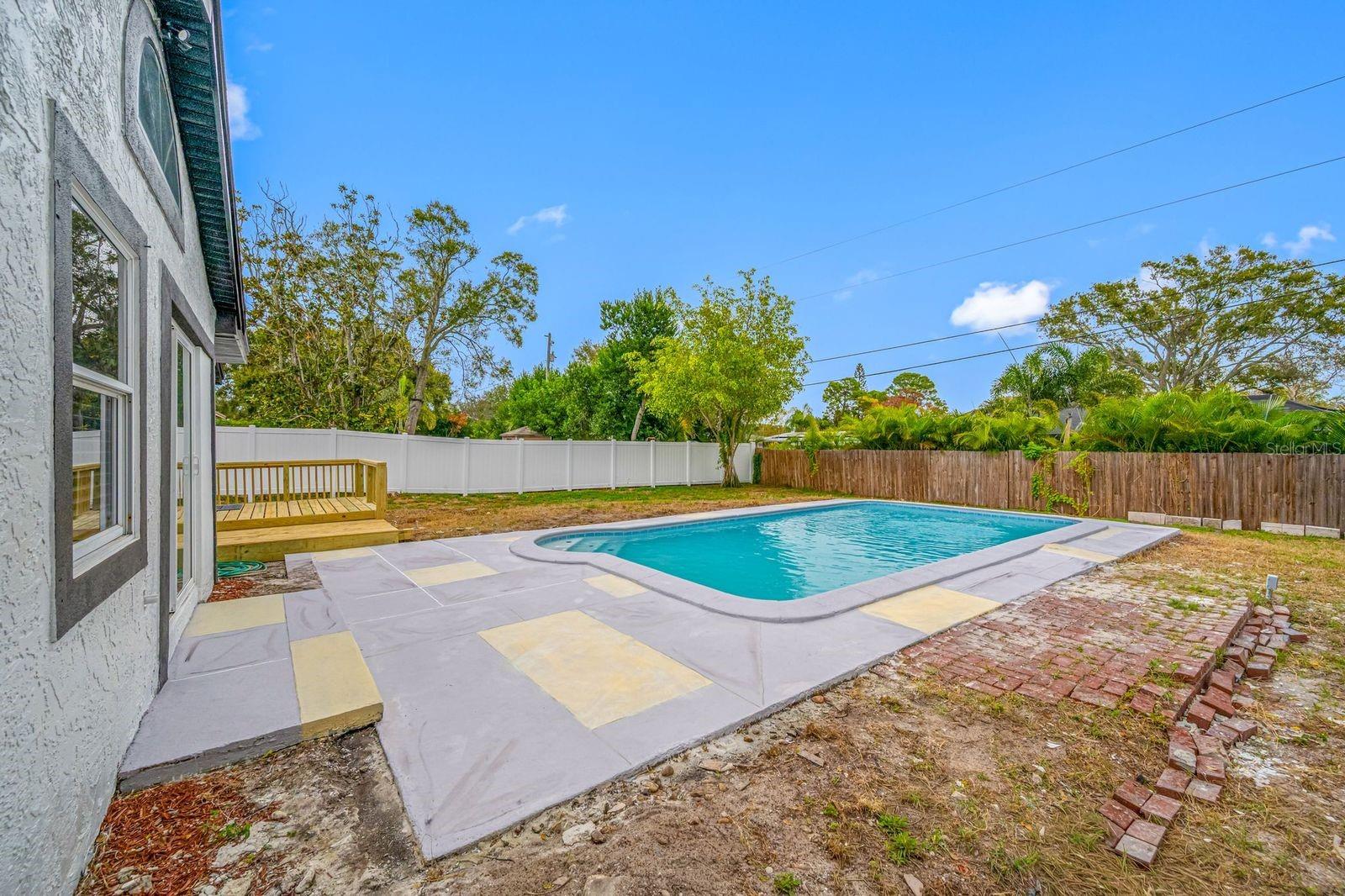 Listing photo id 39 for 1469 Young Avenue