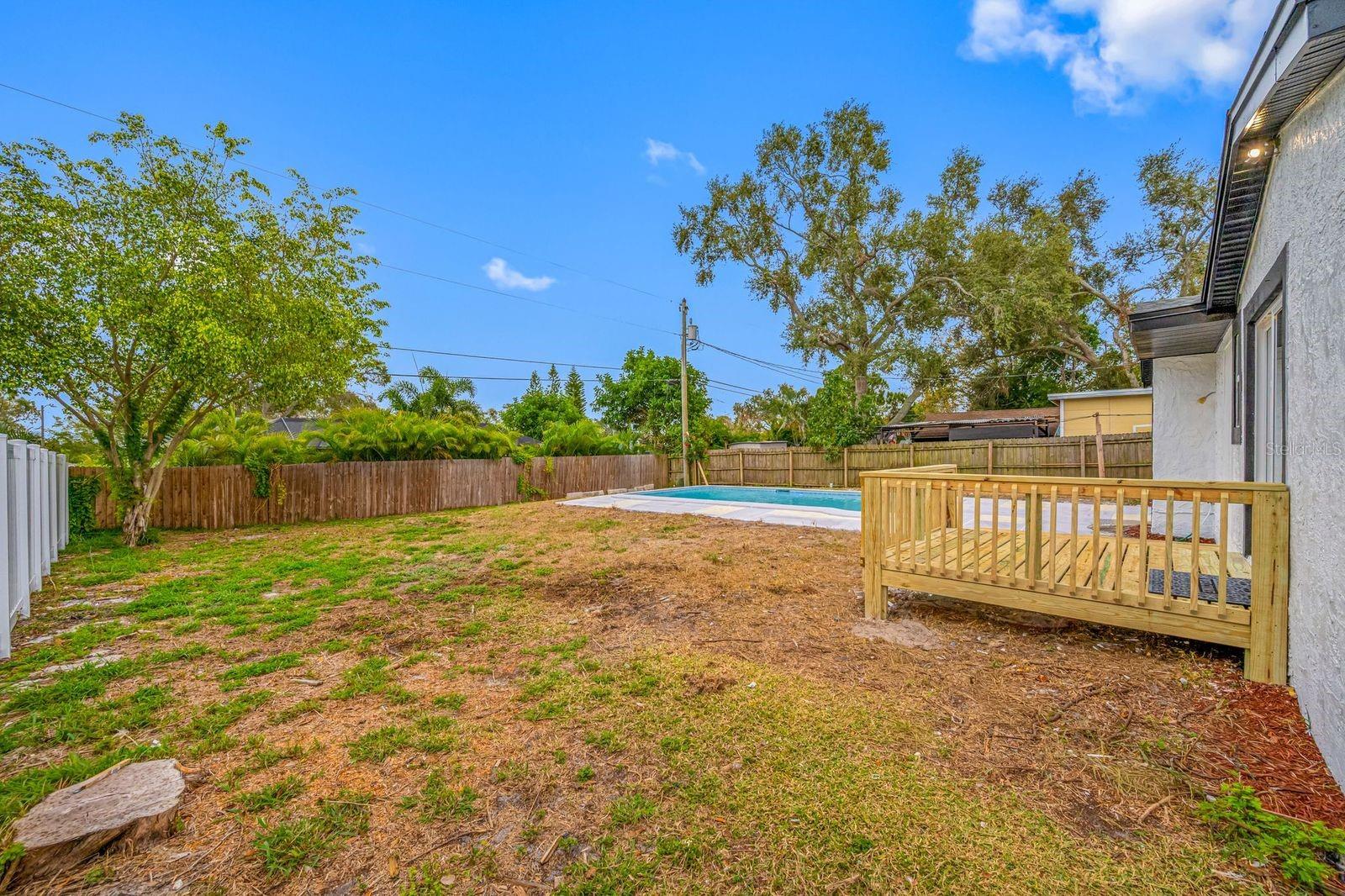 Listing photo id 41 for 1469 Young Avenue