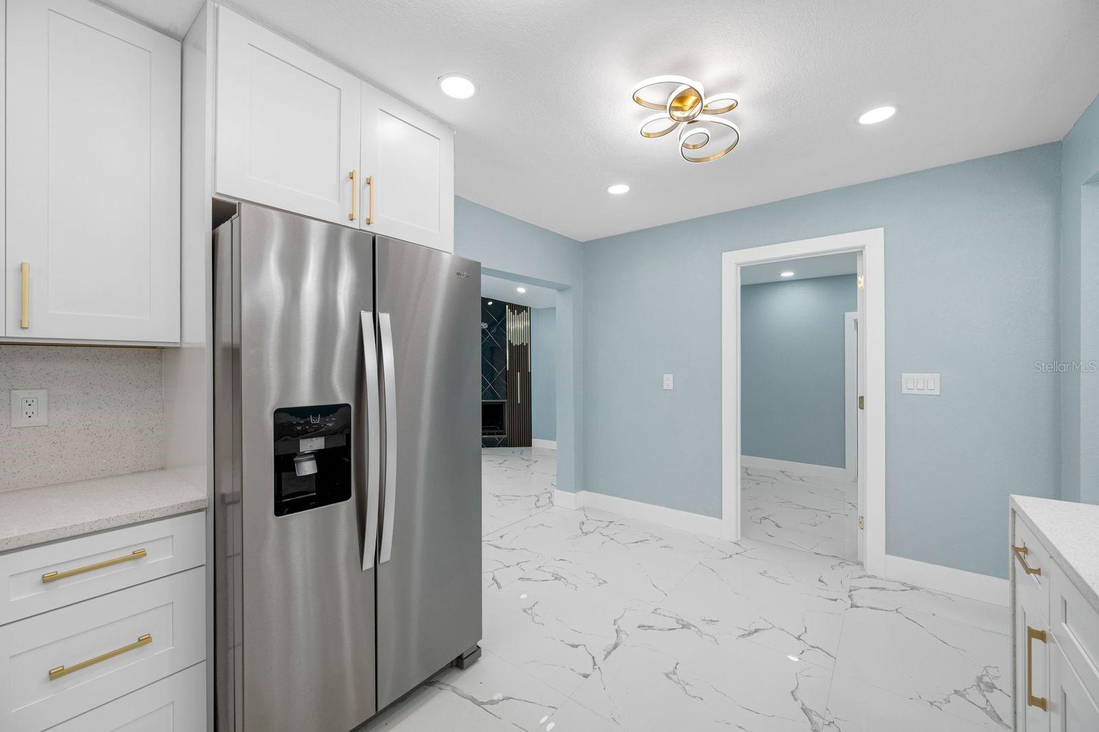 Listing photo id 6 for 1469 Young Avenue