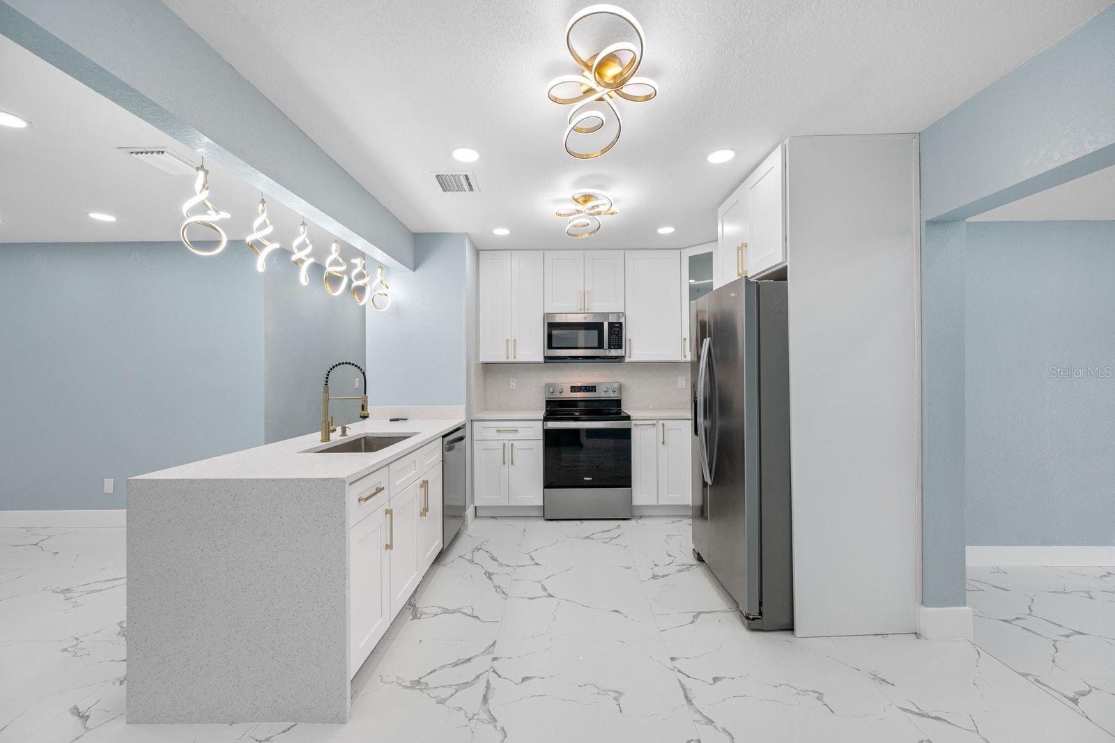 Listing photo id 7 for 1469 Young Avenue