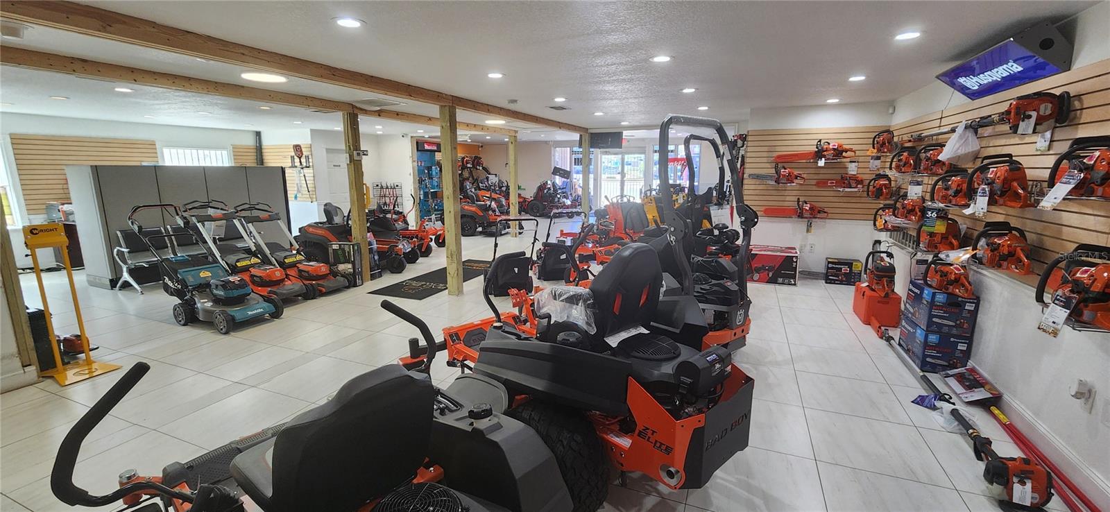 Listing photo id 1 for 7941 N Armenia Ave,