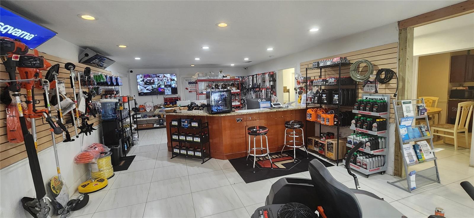 Listing photo id 2 for 7941 N Armenia Ave,