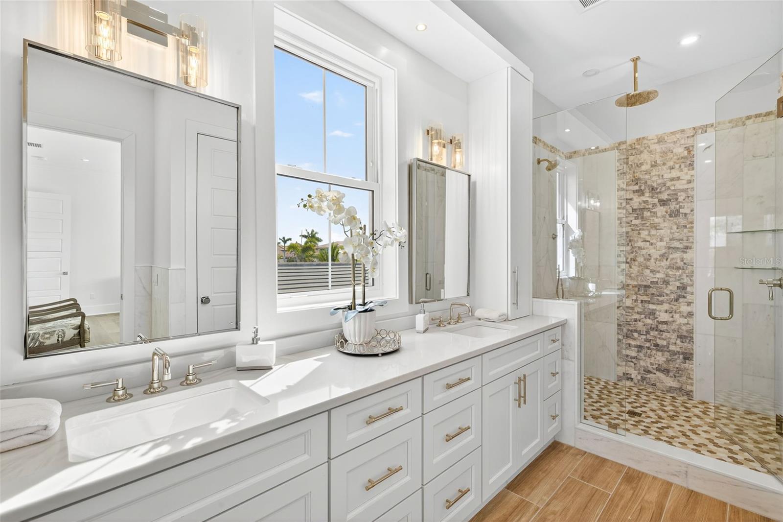 Image 24 of 63 For 2050 Hawaii Avenue Ne