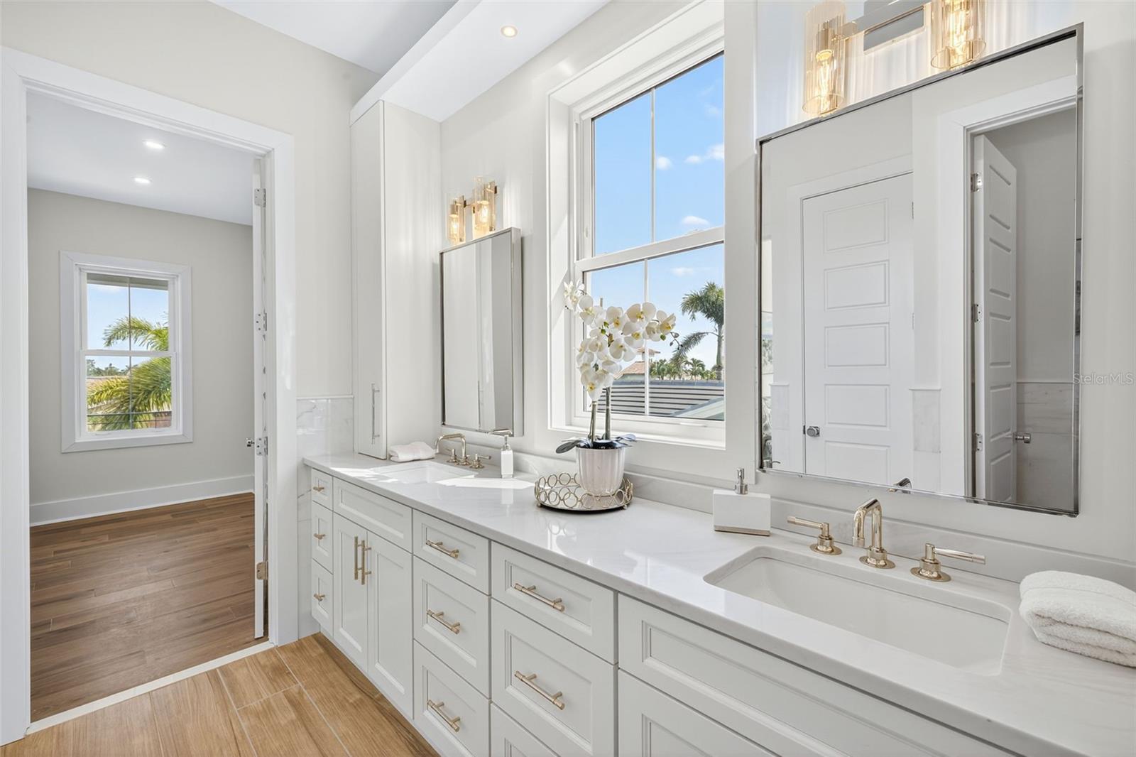 Image 25 of 63 For 2050 Hawaii Avenue Ne