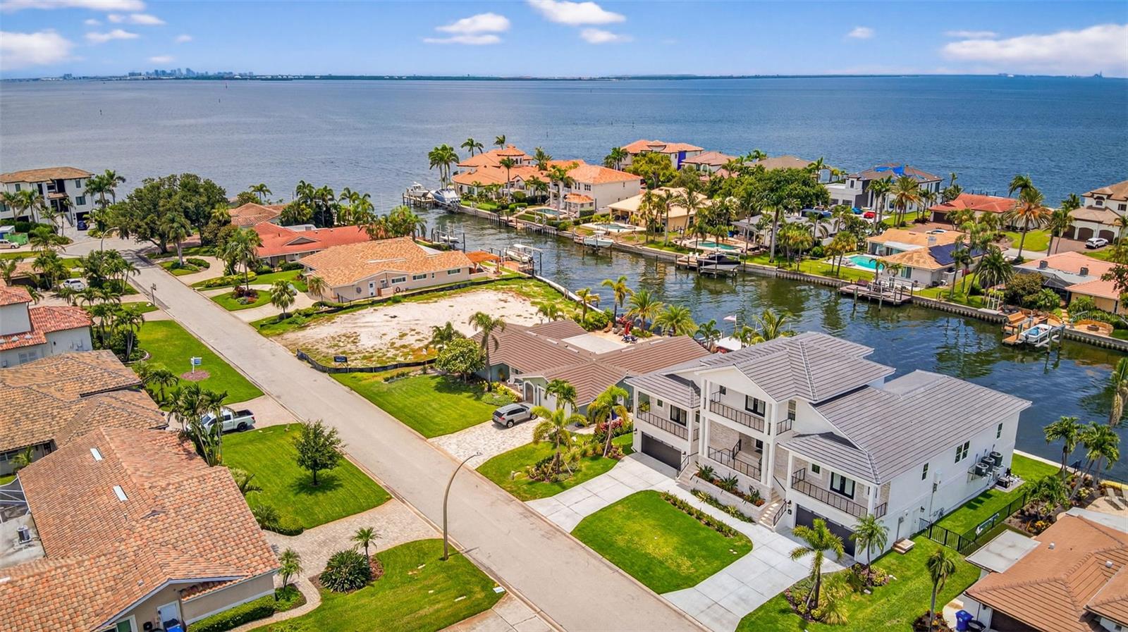 Image 54 of 63 For 2050 Hawaii Avenue Ne