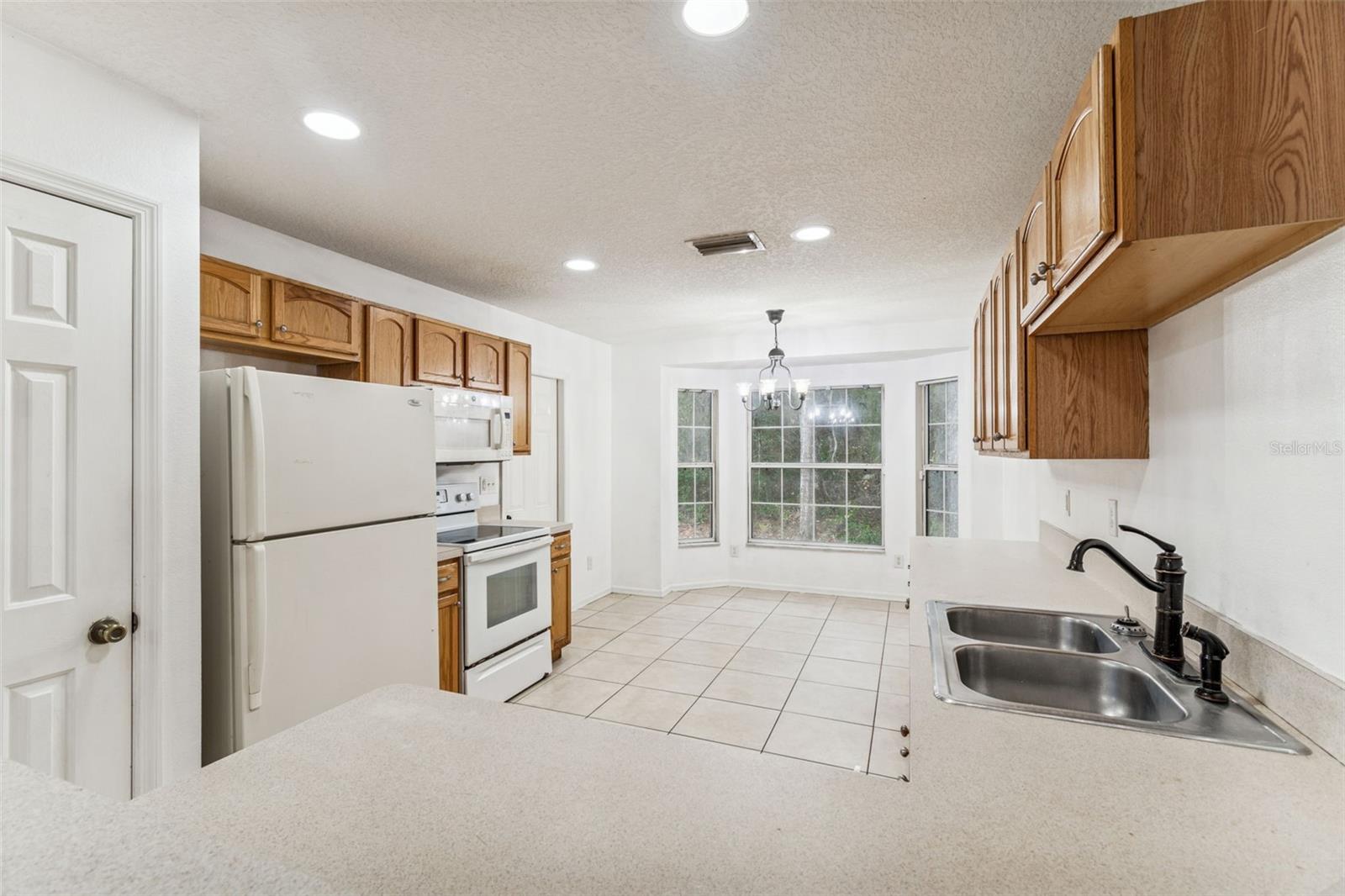 Image 10 of 25 For 14 Charles Avenue