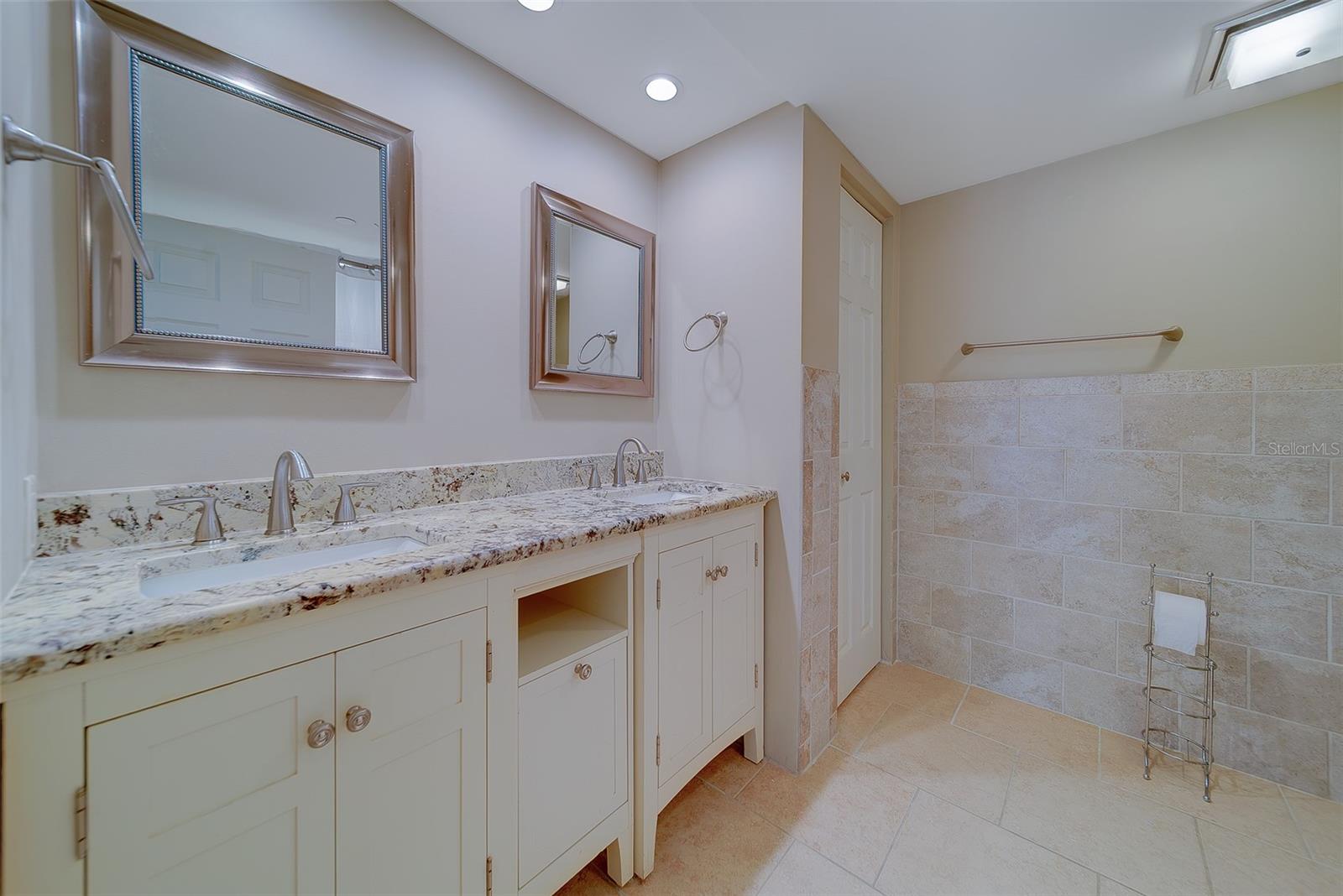 Image 29 of 68 For 1480 Gulf Boulevard 201