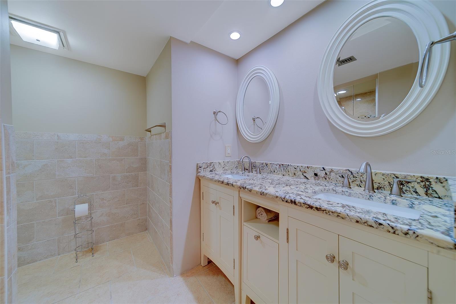 Image 38 of 68 For 1480 Gulf Boulevard 201