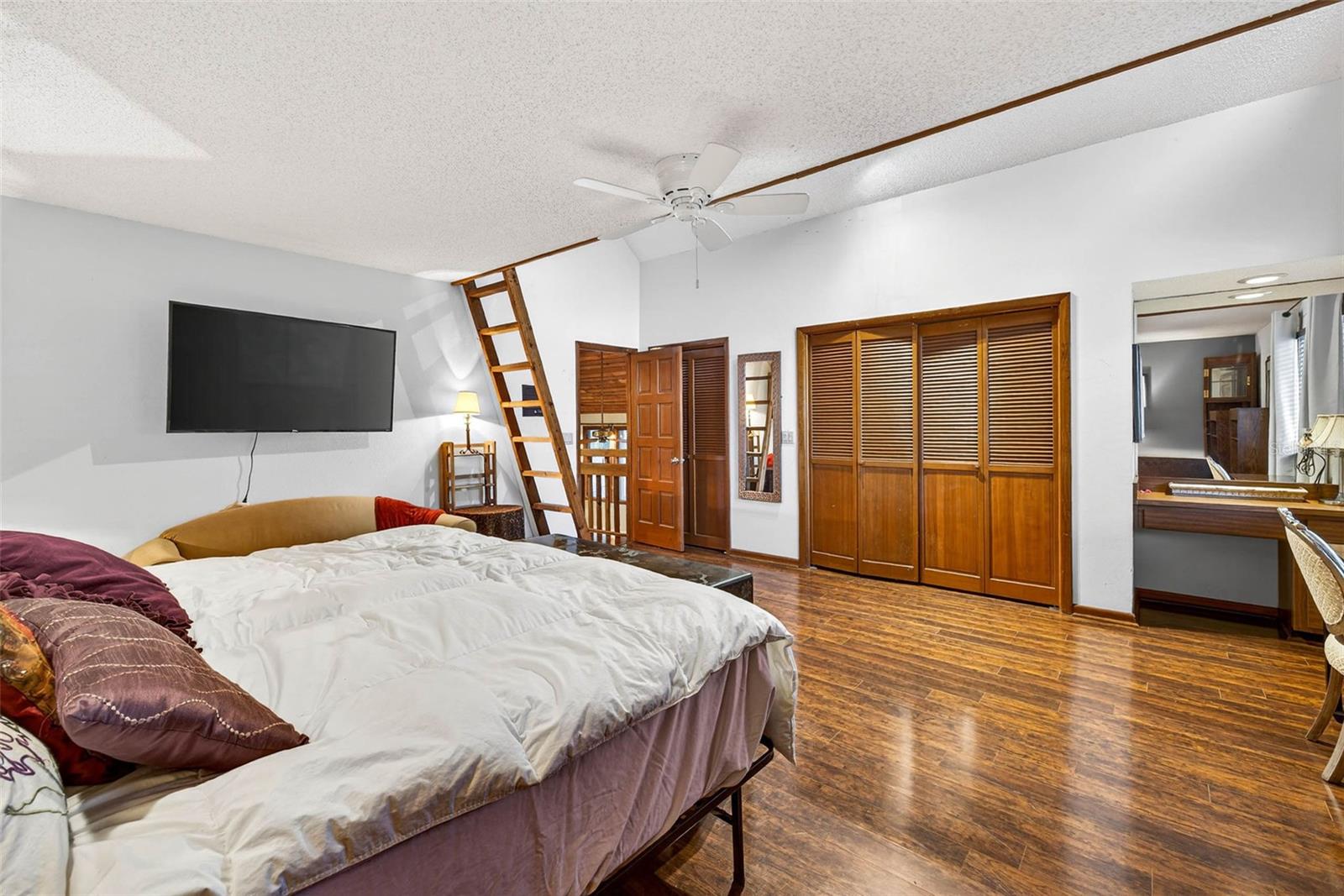 Listing photo id 16 for 6410 112th Avenue