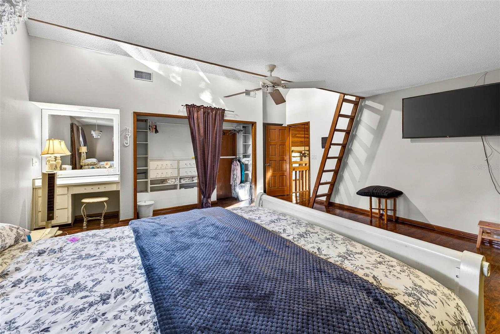 Listing photo id 23 for 6410 112th Avenue