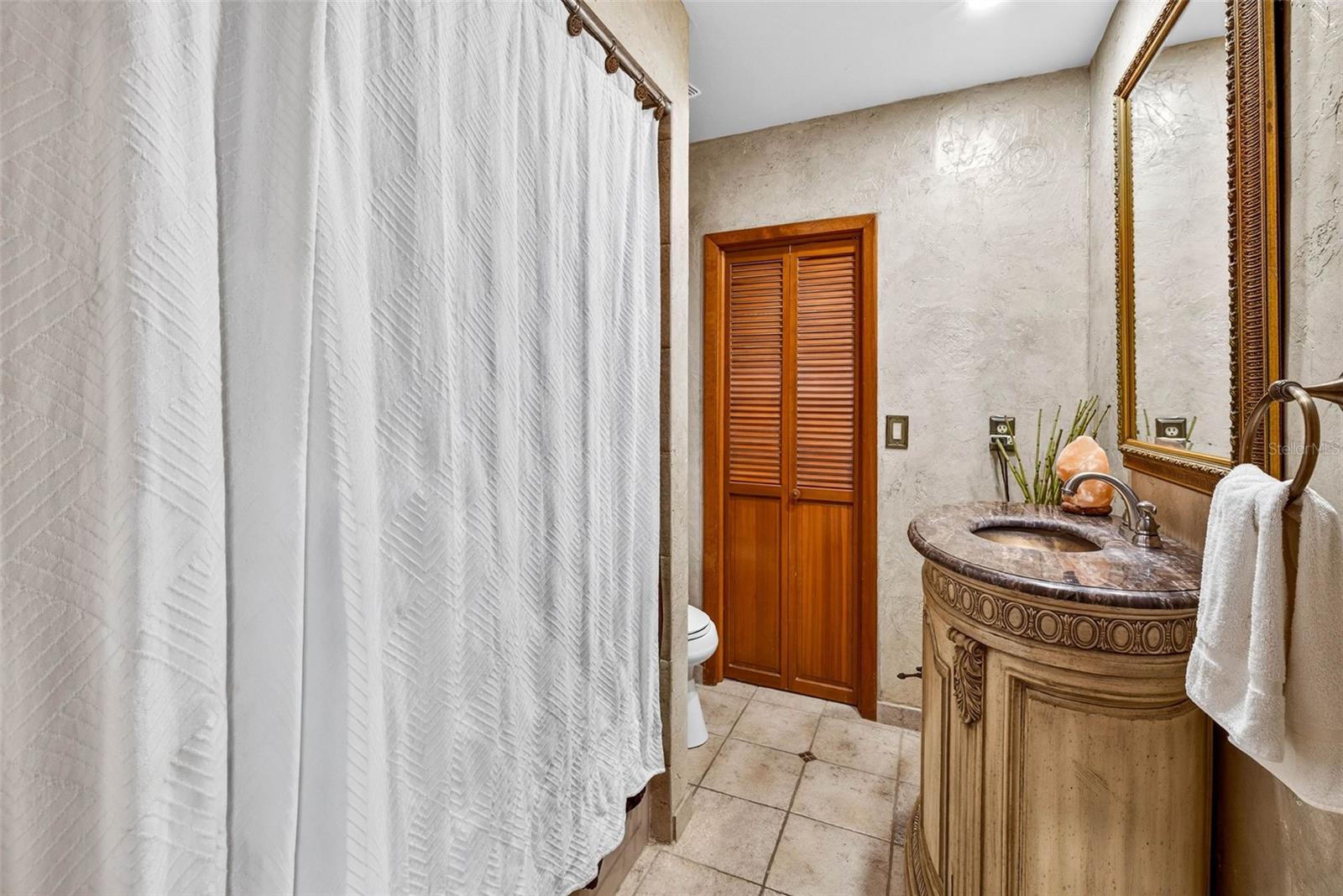 Listing photo id 27 for 6410 112th Avenue