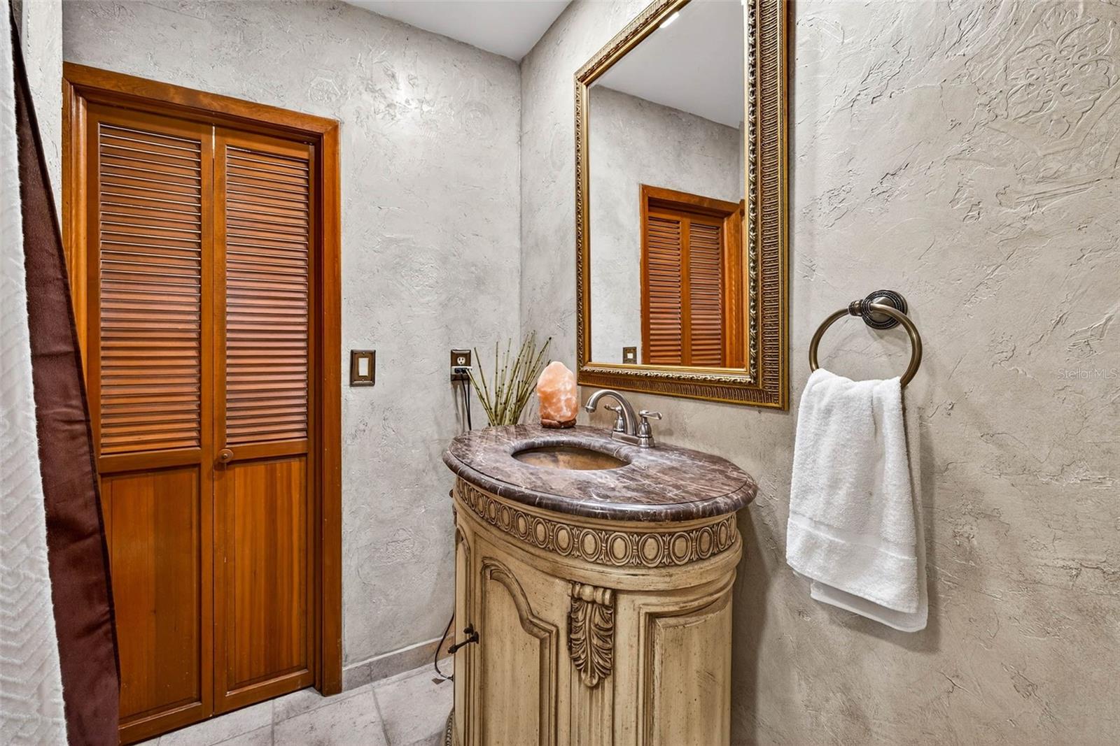 Listing photo id 28 for 6410 112th Avenue