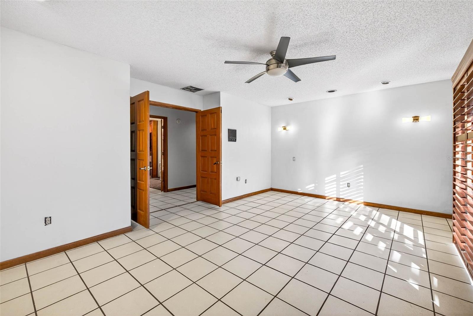 Listing photo id 59 for 6410 112th Avenue