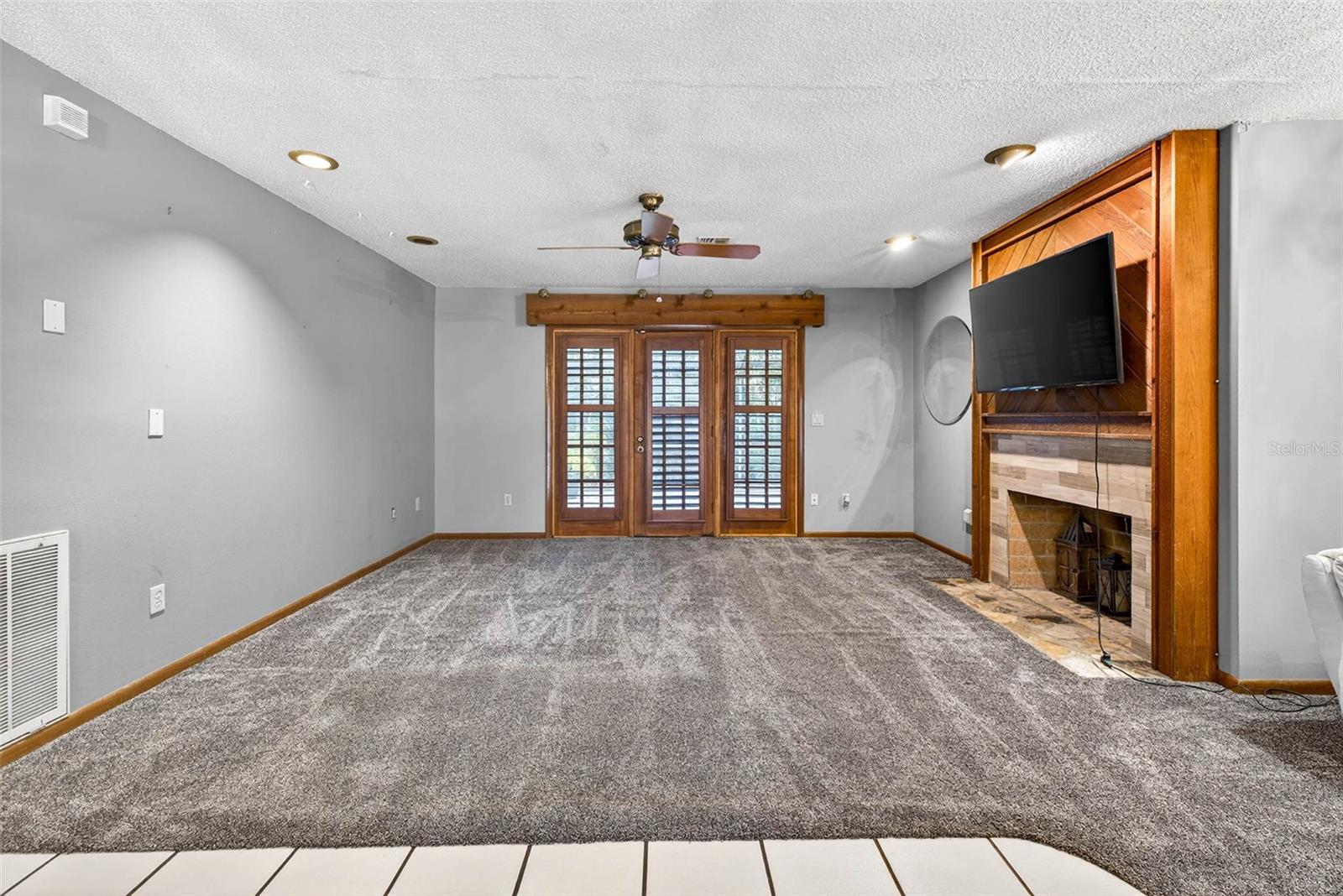 Listing photo id 60 for 6410 112th Avenue