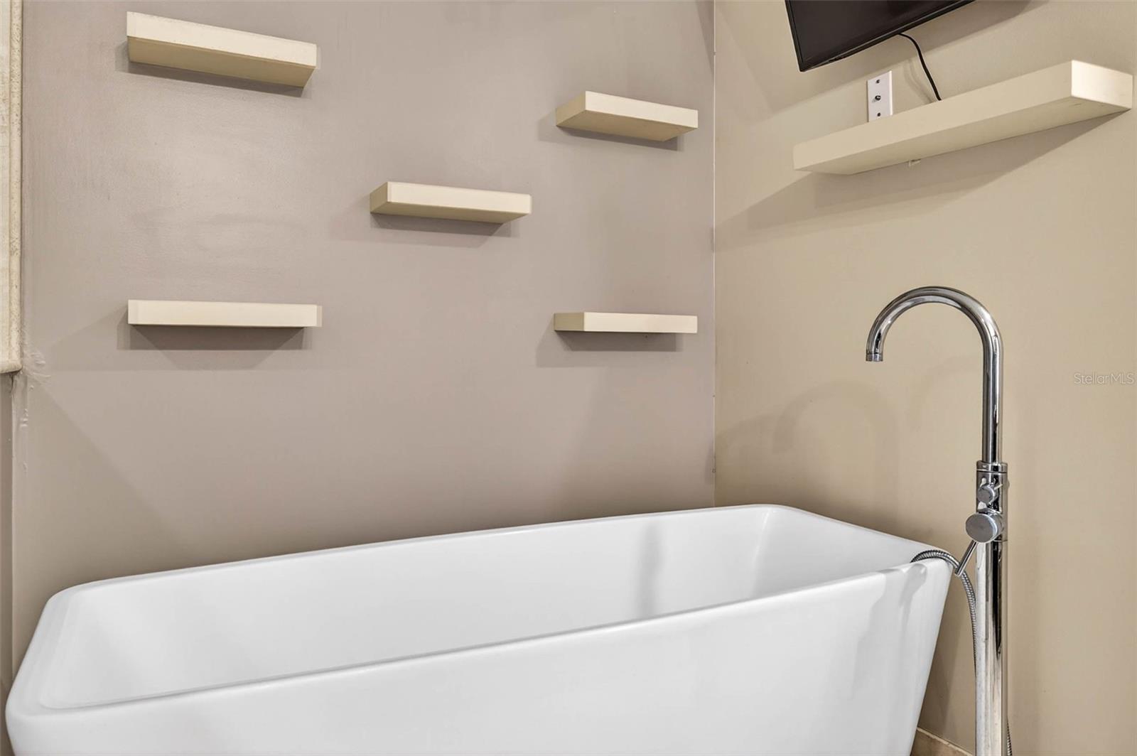 Listing photo id 64 for 6410 112th Avenue