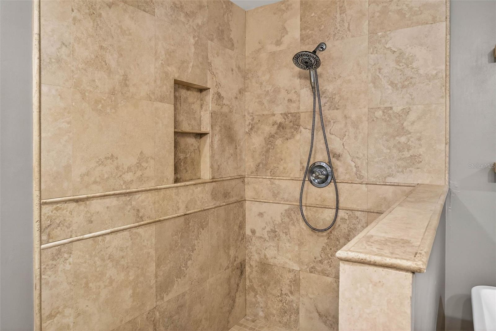 Listing photo id 66 for 6410 112th Avenue