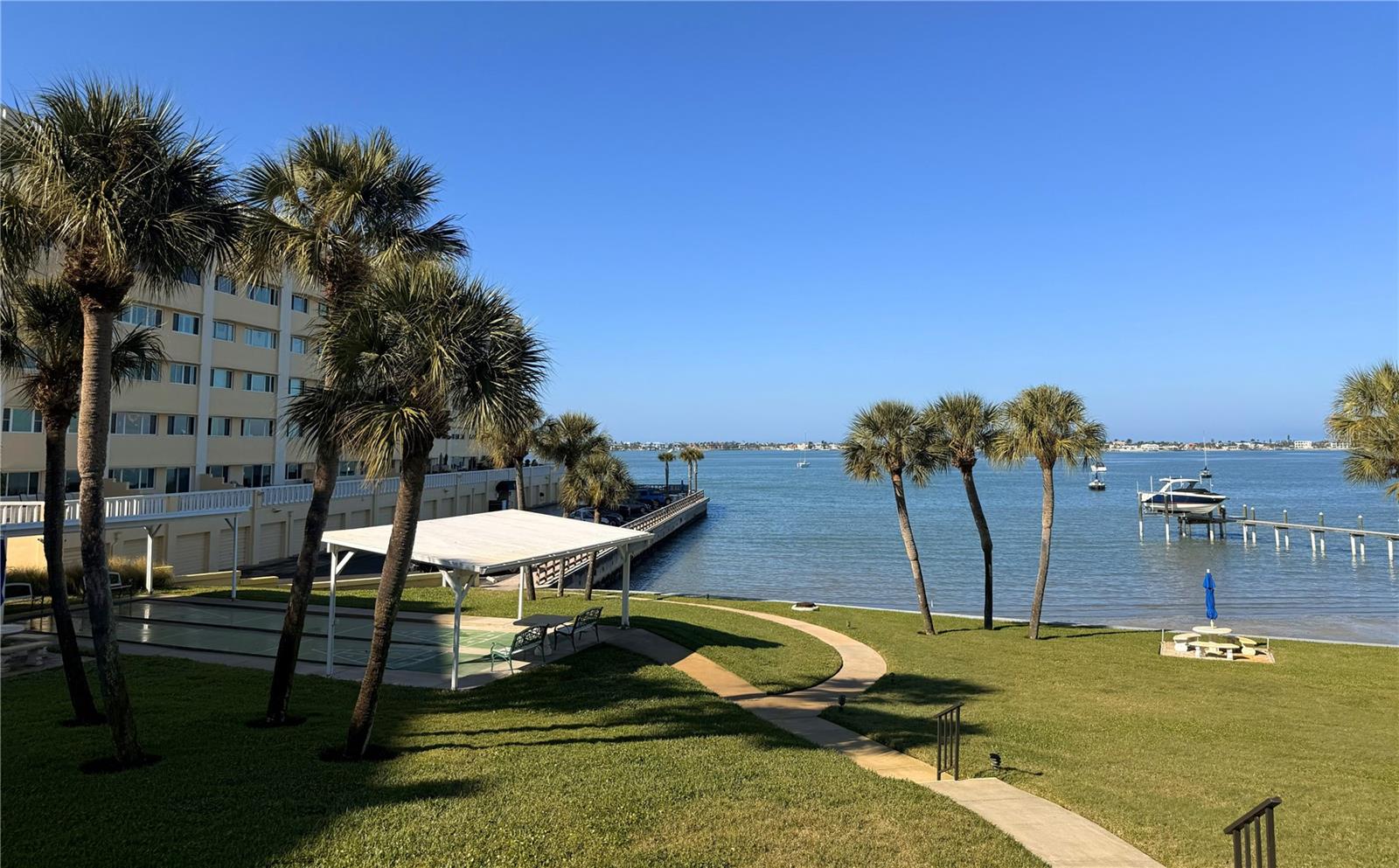 Image 11 of 22 For 100 Bluff View Drive 105c